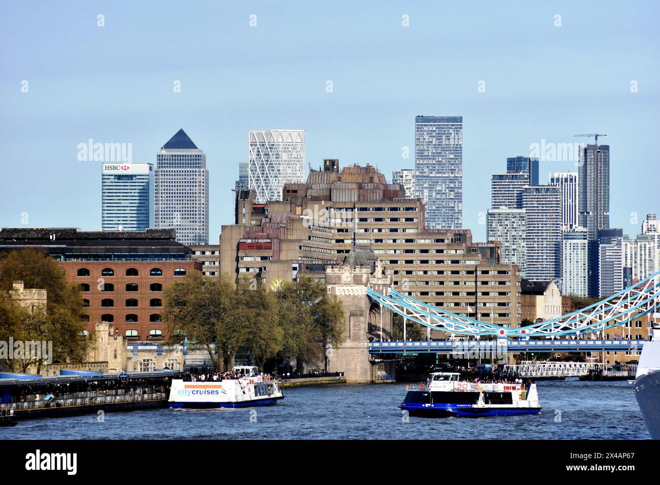 Les gratte-ciel variés de Londres, vus de l'autre côté de la Tamise Banque D'Images