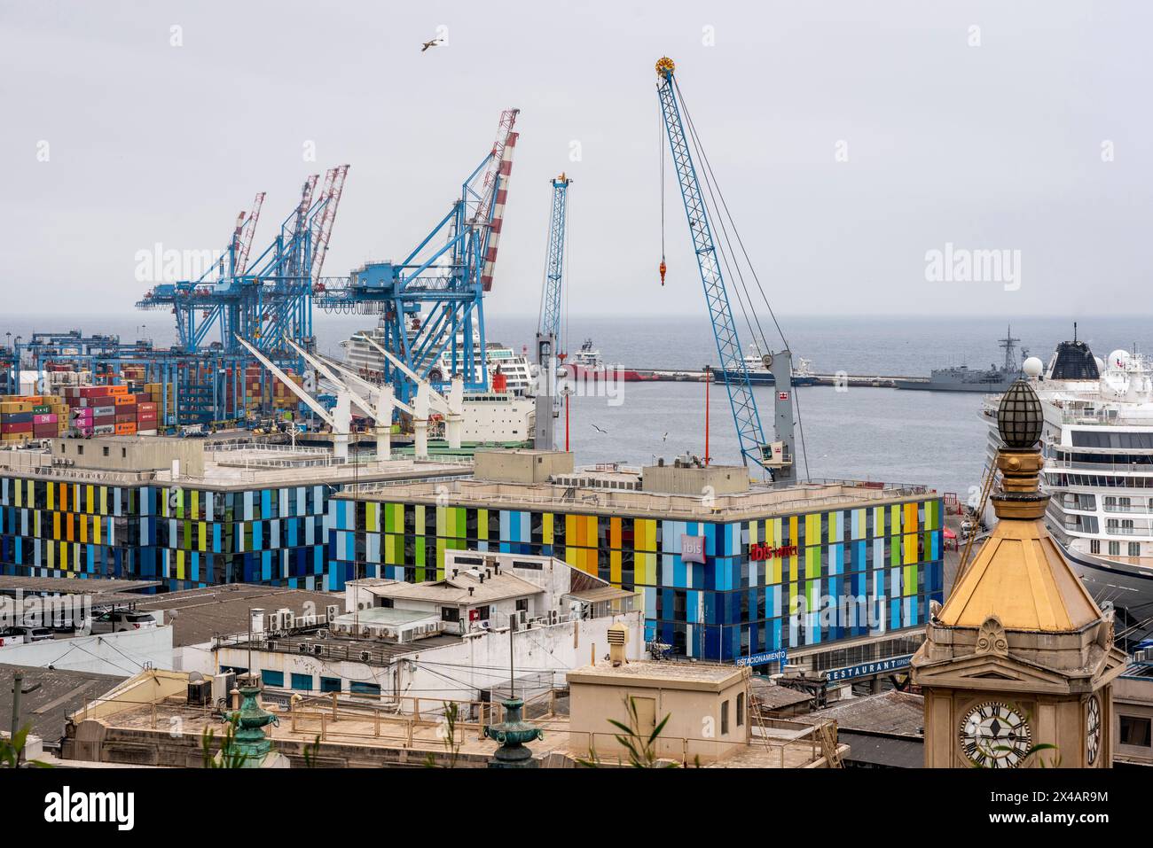 Vue surélevée de la zone portuaire de Valparaiso, région de Valparaiso, Chili. Banque D'Images