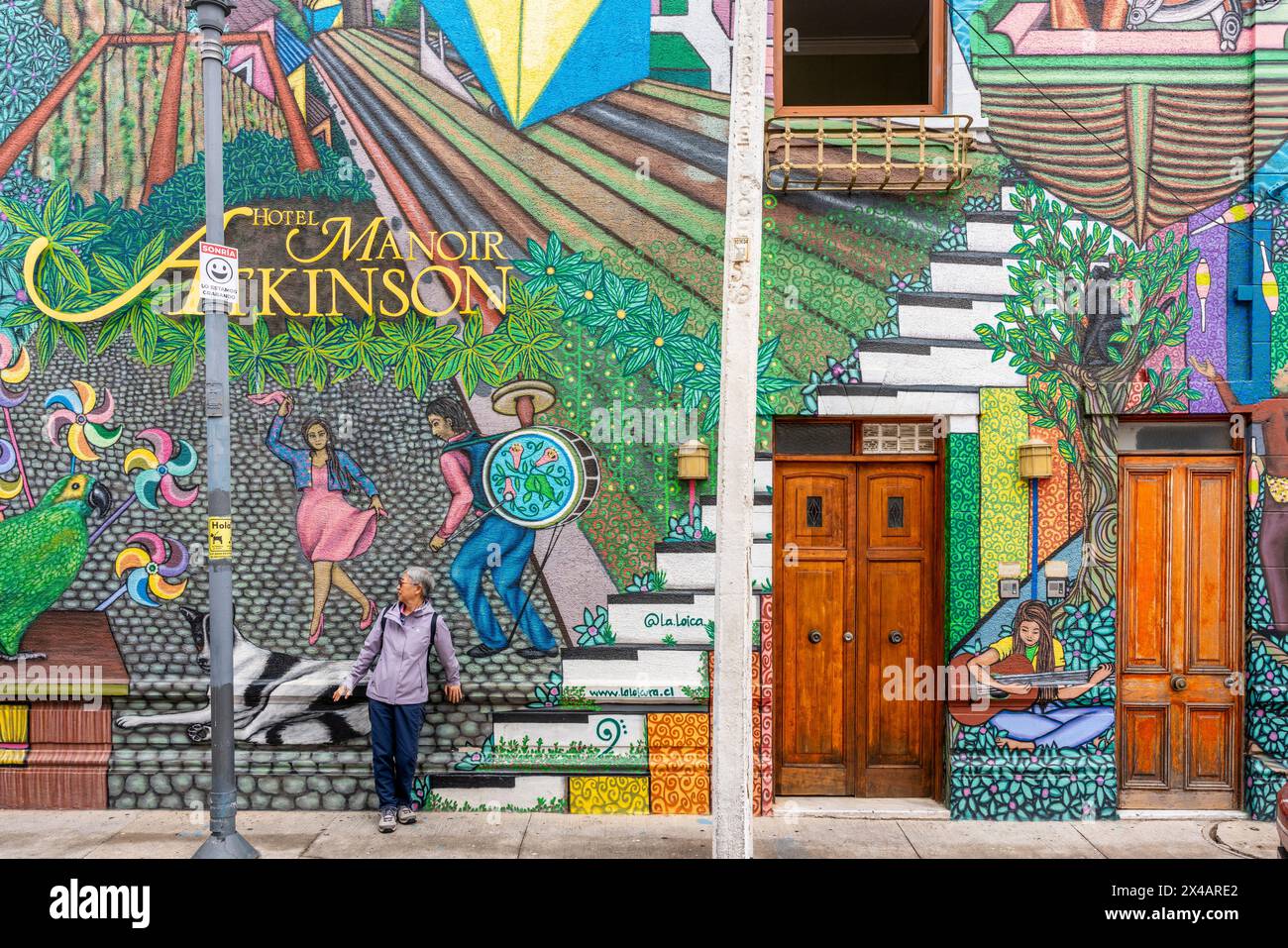 Touristes visitant le quartier historique de Valparaiso, région de Valparaiso, Chili. Banque D'Images
