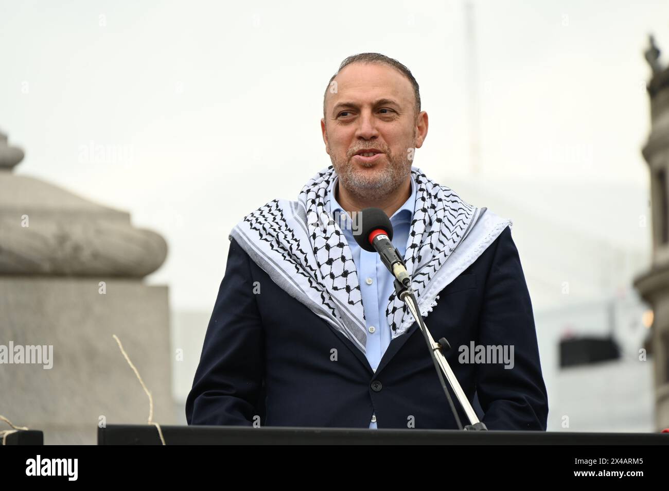 TRAFALGAR SQUARE, LONDRES, ROYAUME-UNI. 1er mai 2024. Conférencier Dr Husam Zomlot est ambassadeur palestinien au Royaume-Uni. Il prend la parole au rassemblement contre le génocide à Gaza, en Palestine. Le gouvernement britannique doit cesser de vendre des armes à Israël. Crédit : Voir Li/Picture Capital/Alamy Live News Banque D'Images