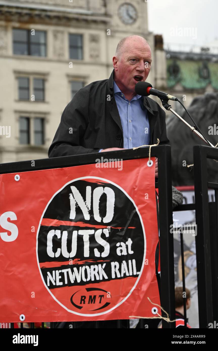 TRAFALGAR SQUARE, LONDRES, ROYAUME-UNI. 1er mai 2024. Le président Mick Lynch, secrétaire général du syndicat des pompiers, réclame un meilleur salaire pour les travailleurs. Crédit : Voir Li/Picture Capital/Alamy Live News Banque D'Images