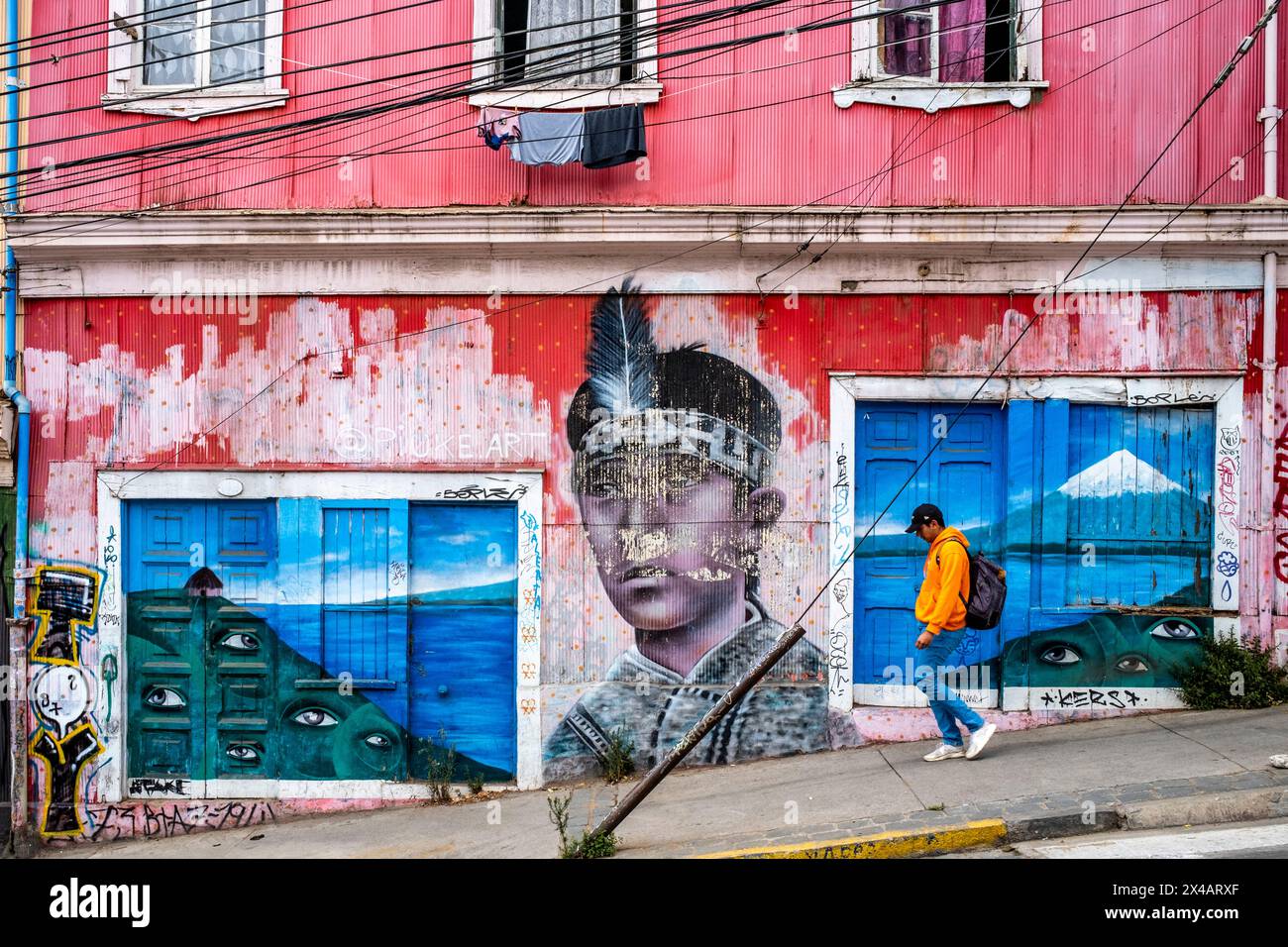 Un bâtiment coloré dans la ville de Valparaiso, région de Valparaiso, Chili. Banque D'Images