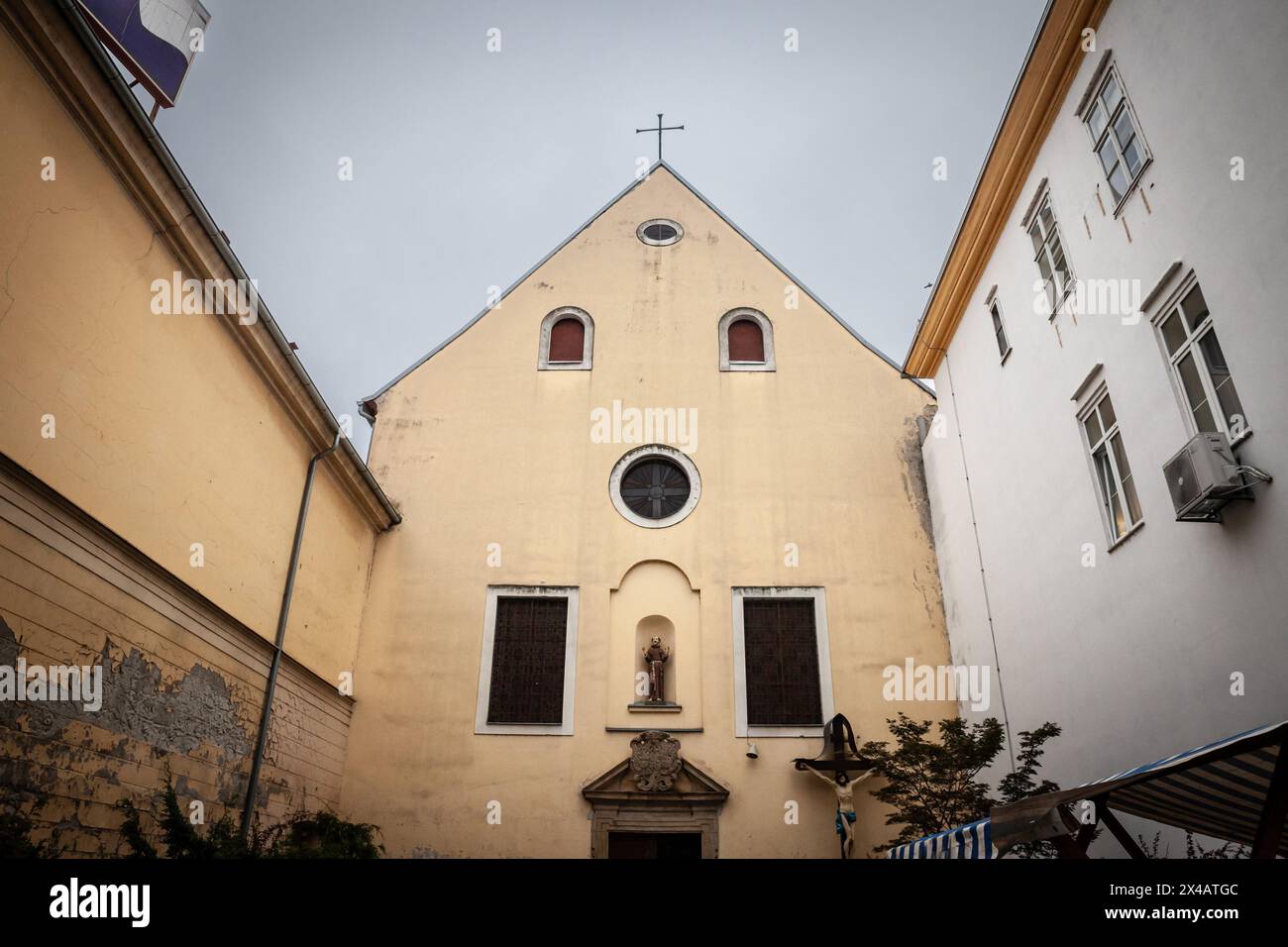 Photo du monastère et de l'église saint jacques d'Osijek, croatie. Le ; James Church and Convent à Osijek, Croatie, est un site historique qui Banque D'Images