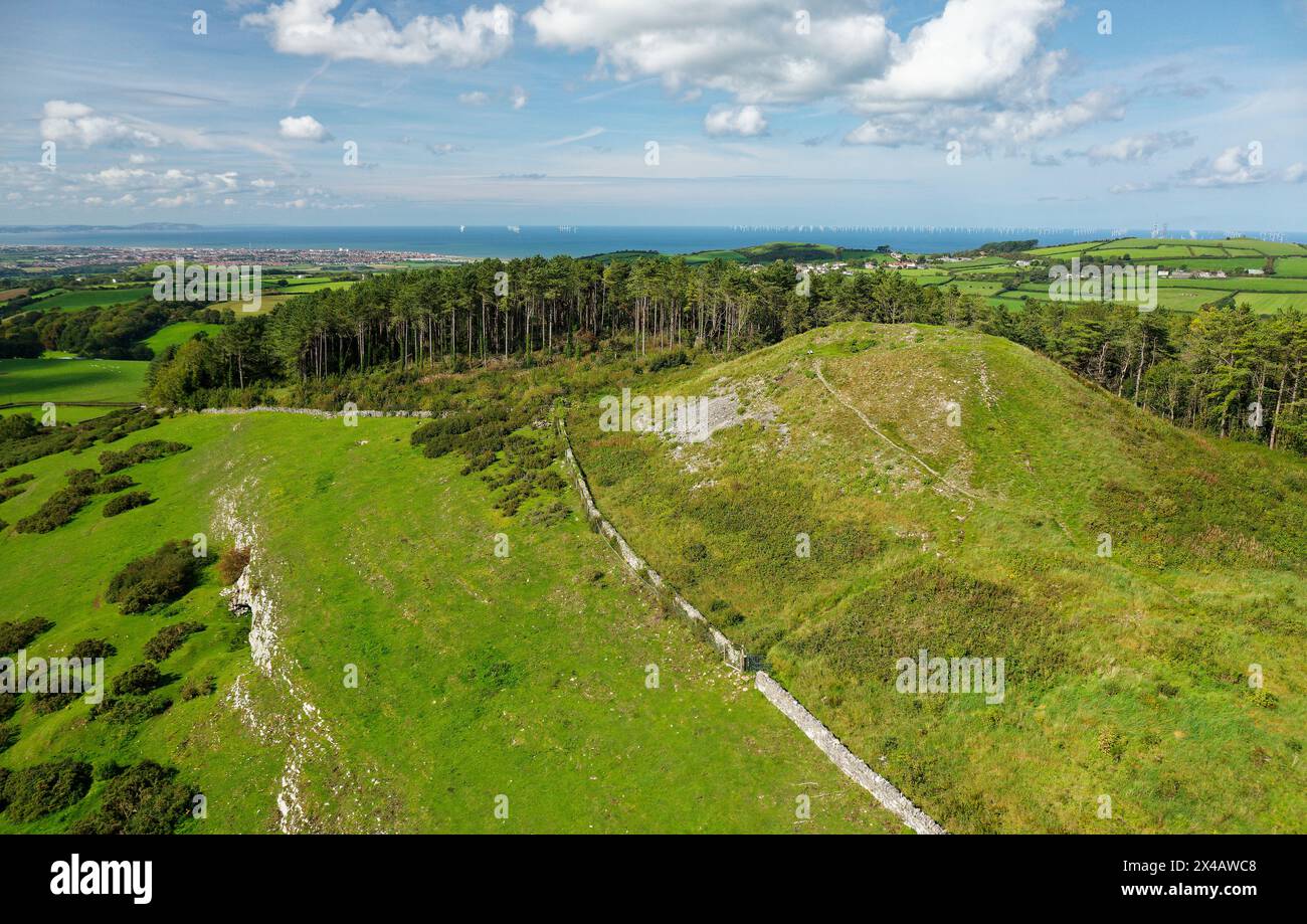 GOP Hill Cairn, Trelawnyd, N.-Galles. Deuxième plus grand monticule préhistorique artificiel de Grande-Bretagne après Silbury Hill. N.W. jusqu'à la côte de la mer d'Irlande et l'île de Man Banque D'Images