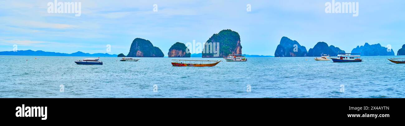 Panorama avec des bateaux de touristes de bobling contre les îles du parc national d'Ao Phang Nga, Thaïlande Banque D'Images