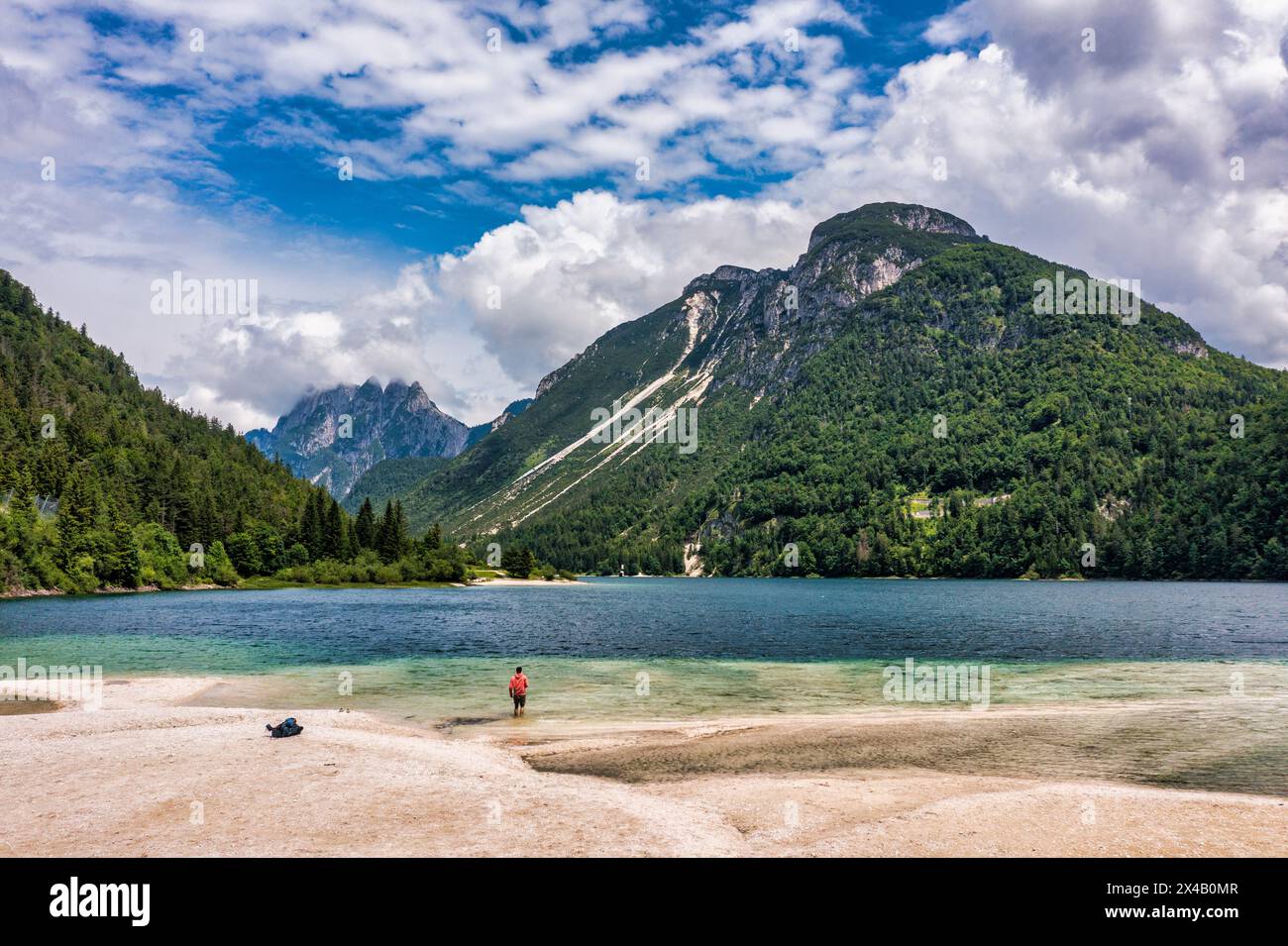 Vue sur les montagnes des Alpes juliennes au-dessus du lac Predil en Italie avec petit lac. Lac Predil, Frioul Italie / (Lago del Predil), magnifique lac alpin dans le nord Banque D'Images