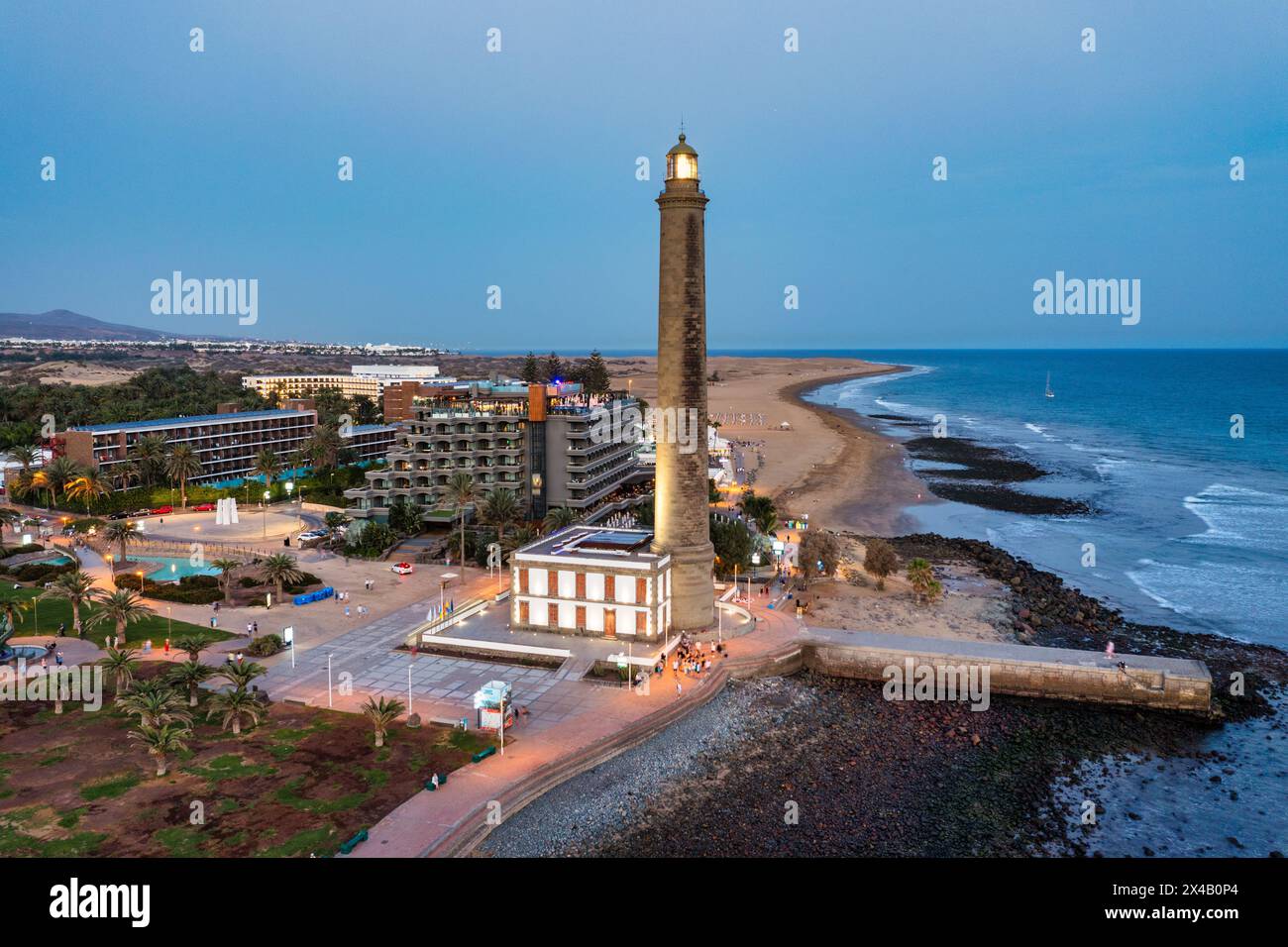 Phare de Maspalomas à Gran Canaria Island connu sous le nom de Faro de Maspalomas au coucher du soleil. Paysage marin avec phare et plage de Maspalomas. Gran Canaria, CA Banque D'Images