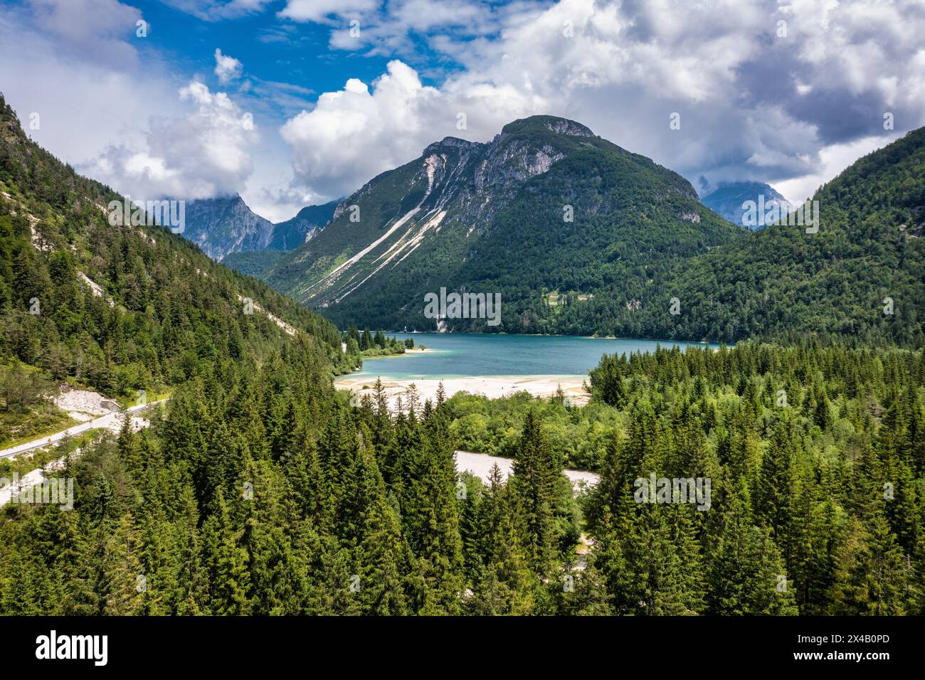 Vue sur les montagnes des Alpes juliennes au-dessus du lac Predil en Italie avec petit lac. Lac Predil, Frioul Italie / (Lago del Predil), magnifique lac alpin dans le nord Banque D'Images