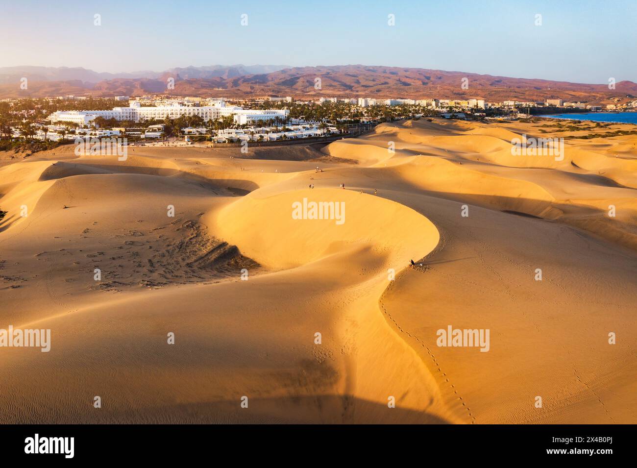Paysage avec ville de Maspalomas et dunes de sable doré, Gran Canaria, îles Canaries, Espagne. Réserve naturelle des dunes de Maspalomas, à Gran Canaria, CA Banque D'Images