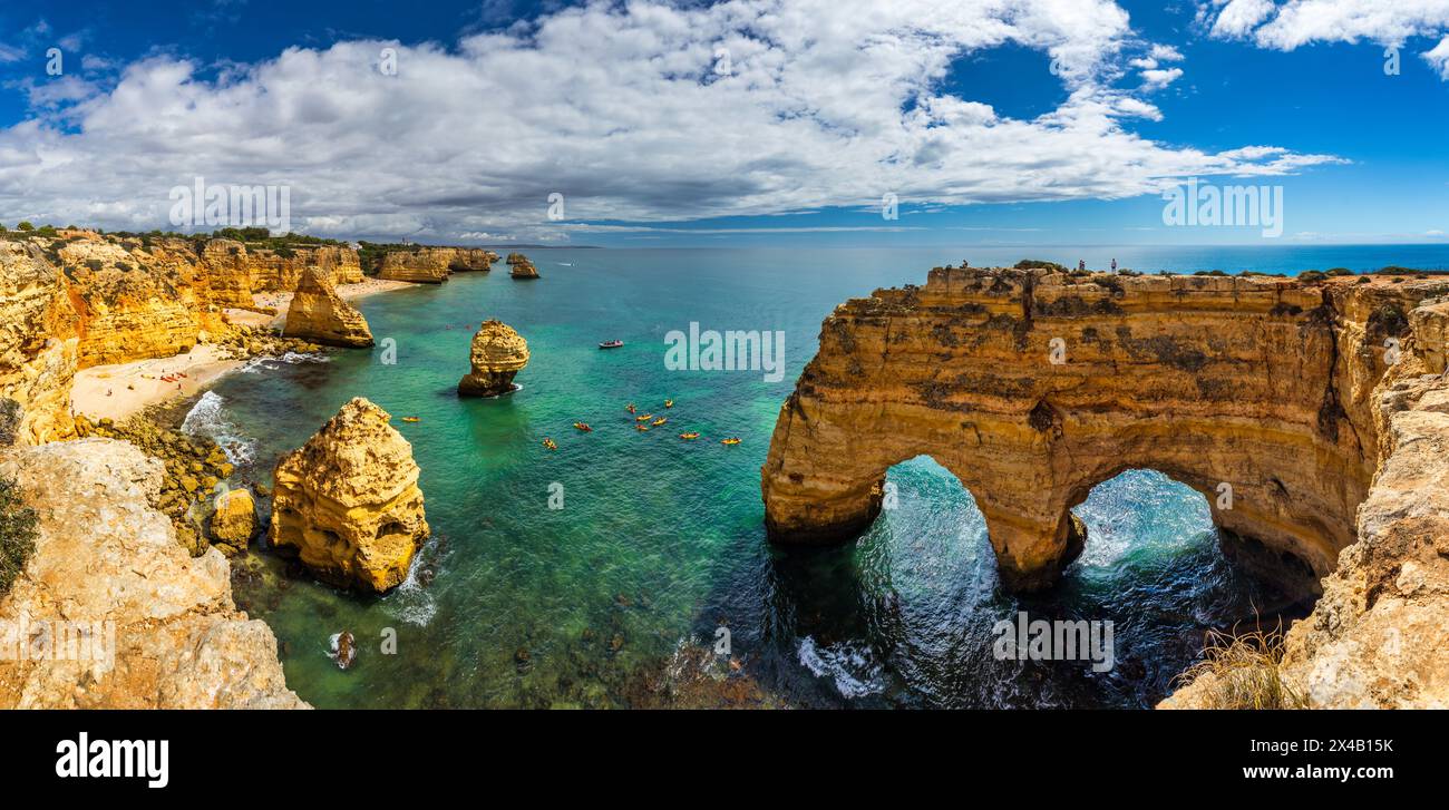 Grottes naturelles à la plage de Marinha, Algarve au Portugal. Falaise de roche arches sur Marinha plage et mer turquoise de l'eau sur des côtes du Portugal en Algarve. Banque D'Images