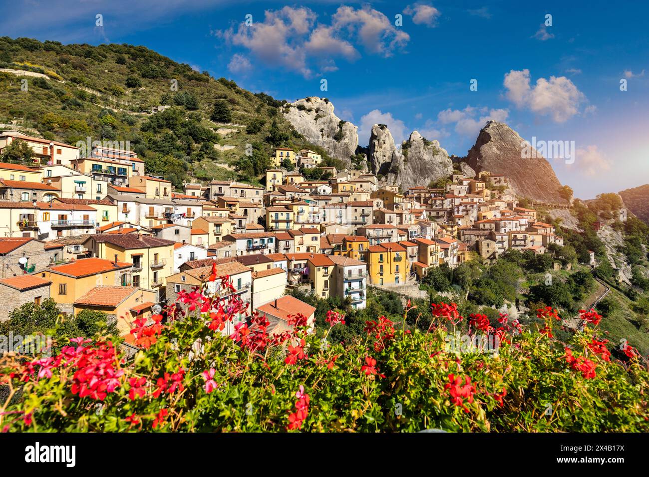 Le village pittoresque de Castelmezzano, province de Potenza, Basilicate, Italie. Vue aérienne de la ville médiévale de Castelmazzano, Italie. Plâtre Banque D'Images