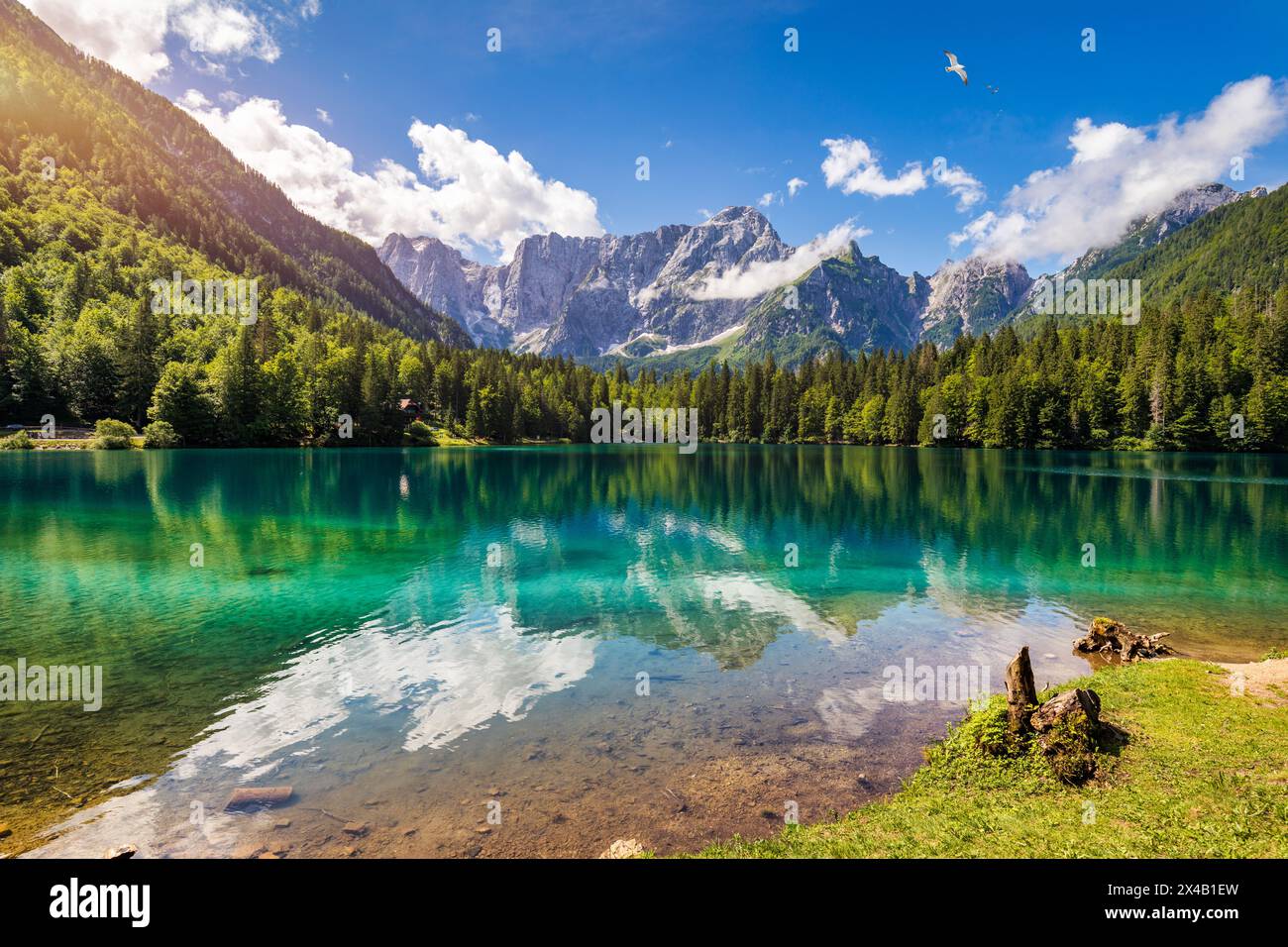 Pittoresque lac Lago Fusine en Italie. Lac Fusine avec pic Mangart sur fond. Destination de voyage populaire de Alpes juliennes. Lieu : Tarvisio comu Banque D'Images