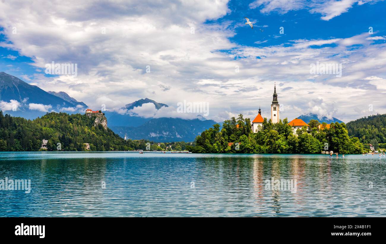 Lac de Bled en Slovénie. Belles montagnes et lac de Bled avec petite église de pèlerinage. Bled lac et île avec l'église de pèlerinage de l'Assomption o Banque D'Images