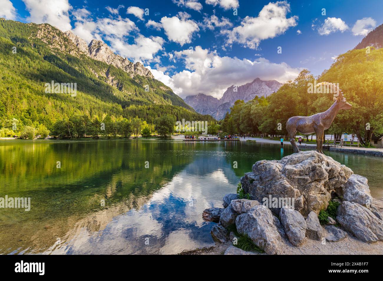 Lac Jasna avec de belles montagnes. Paysage naturel dans le parc national du Triglav. Lieu : Parc national du Triglav. Kranjska Gora, Slovénie, Europe. Mounta Banque D'Images