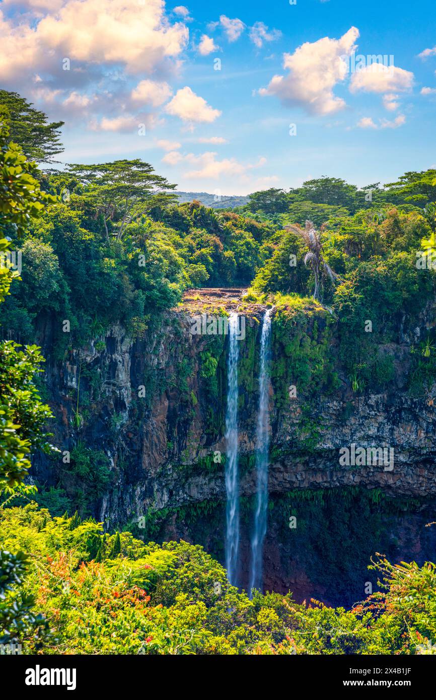 La plus haute cascade de l’île Maurice est Chamarel, dont l’eau tombe dans le cratère d’un volcan éteint depuis longtemps. Nature exotique de la p tropicale Banque D'Images