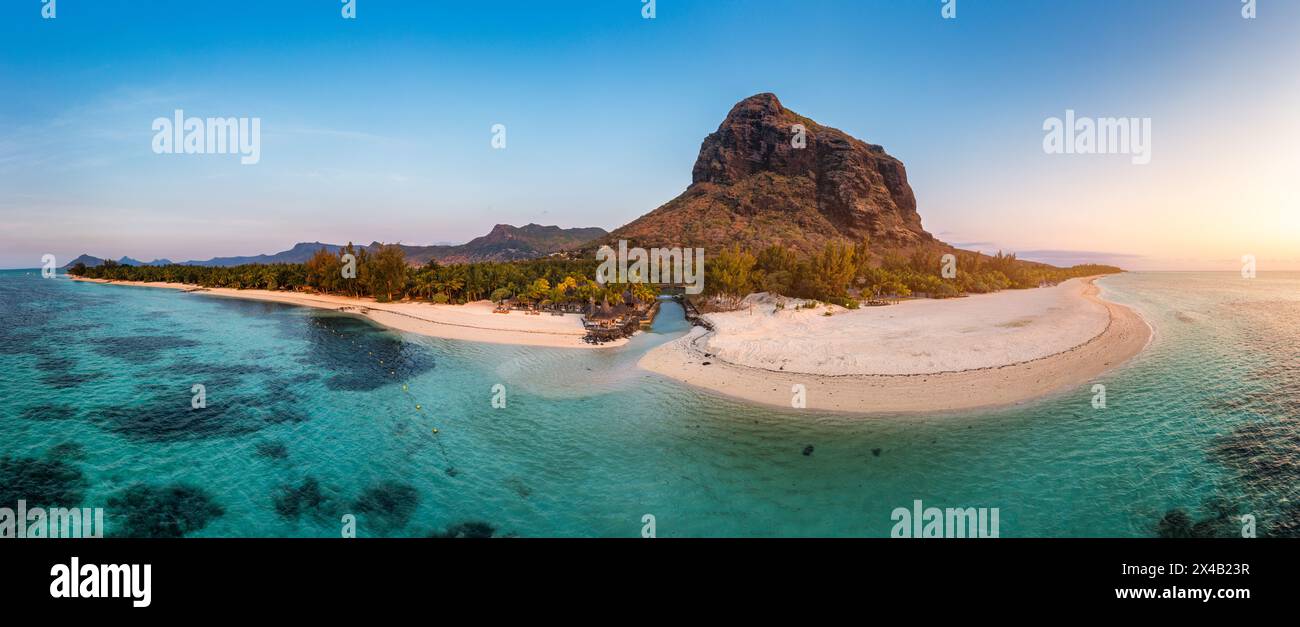 Plage avec palmiers et parasols sur la plage du morne à Mauriutius. Plage tropicale de luxe et montagne le Morne à Maurice. La plage du Morne avec Pal Banque D'Images