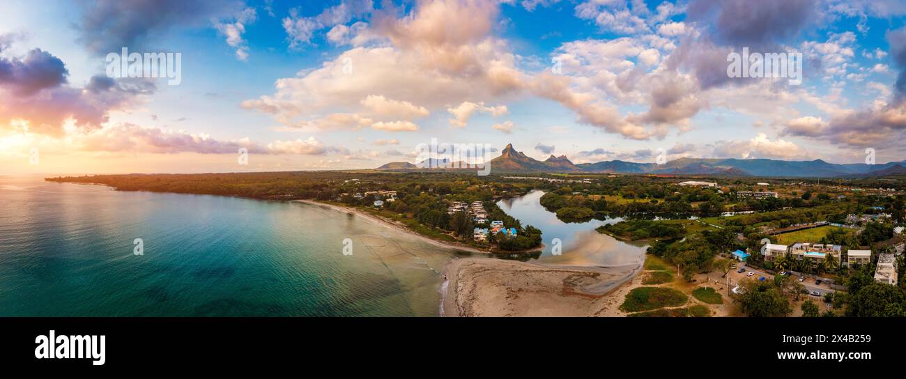 Rempart vue sur la montagne depuis la baie de Tamarin, rivière Noire, nature pittoresque de l'île Maurice. Belle nature et paysages de l'île Maurice. Rempart m Banque D'Images