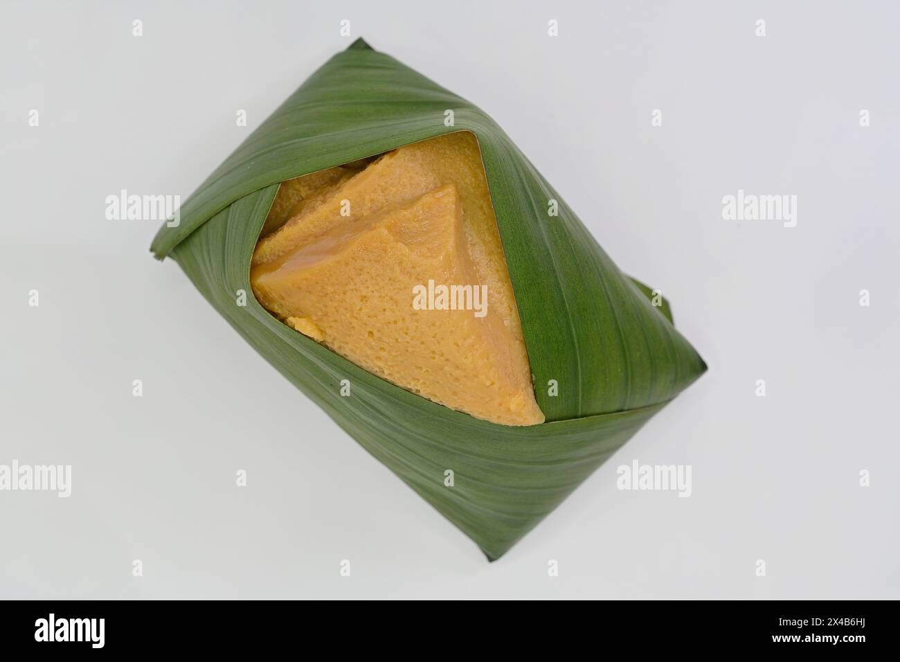 Crème anglaise à la noix de coco recouverte de riz gluant enveloppé de feuilles de banane, khao niao sangkhaya, une variante thaïlandaise du dessert populaire d'Asie du Sud-est Banque D'Images