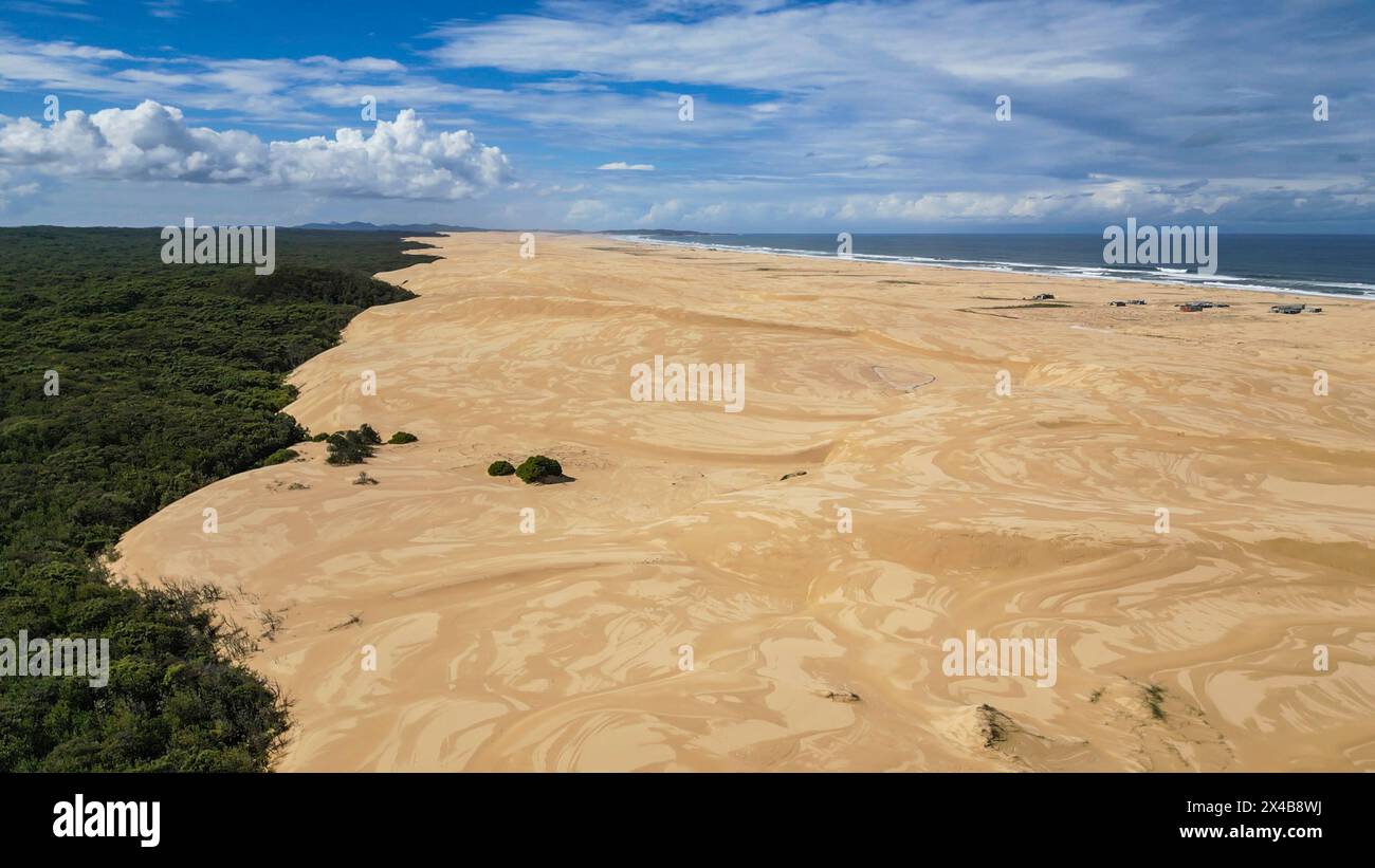 Photographie aérienne des grandes dunes de sable de Stockton Beach Banque D'Images