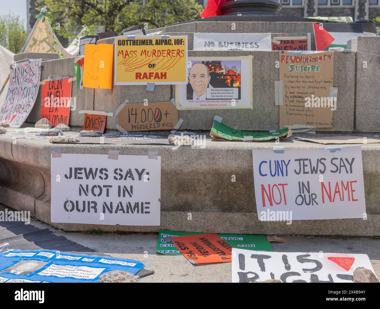 NEW YORK, NEW York – 28 avril 2024 : des signes de protestation sont vus dans un campement pro-palestinien au City College de la City University de New York. Banque D'Images