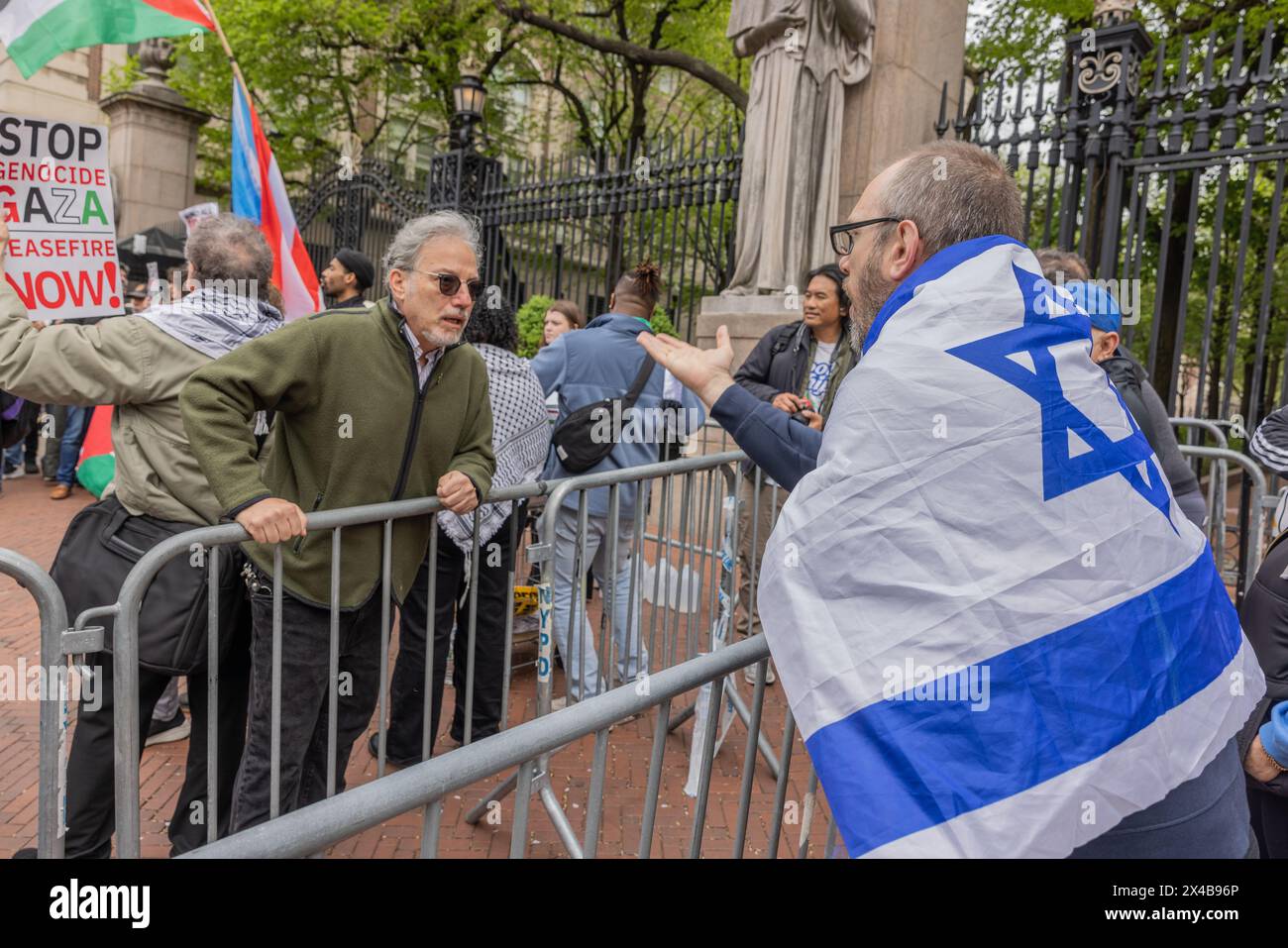 NEW YORK, NEW York – 30 avril 2024 : des manifestants se disputent lors de manifestations pro-palestiniennes et pro-israéliennes devant l’Université Columbia. Banque D'Images