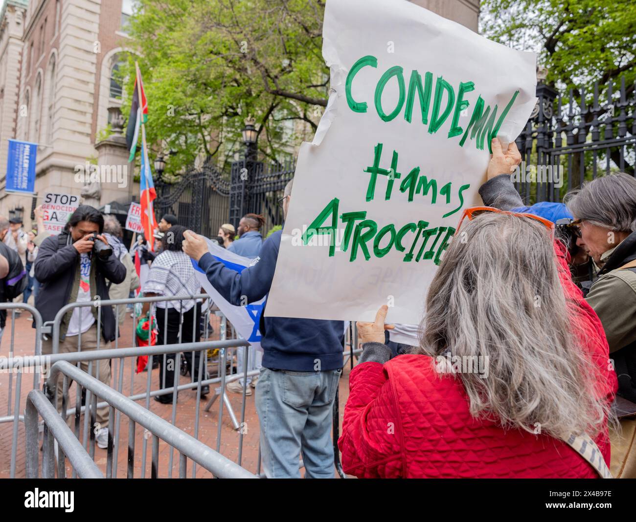 NEW YORK, NEW York – 30 avril 2024 : un manifestant anti-Hamas est vu devant le campus Morningside de l’Université Columbia à Manhattan. Banque D'Images