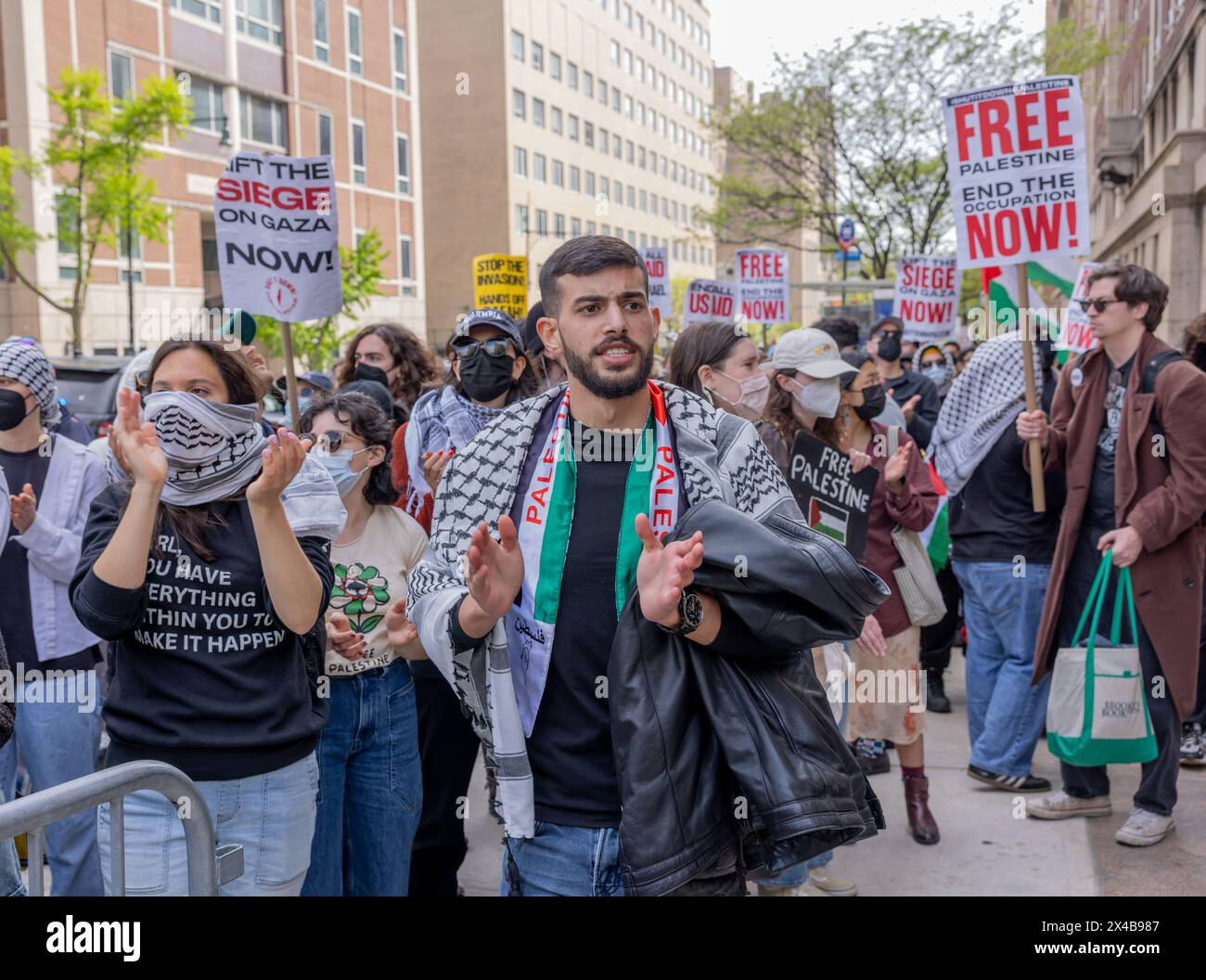 NEW YORK, NEW York – 30 avril 2024 : rassemblement de manifestants pro-palestiniens devant le campus Morningside de l'Université Columbia à Manhattan. Banque D'Images