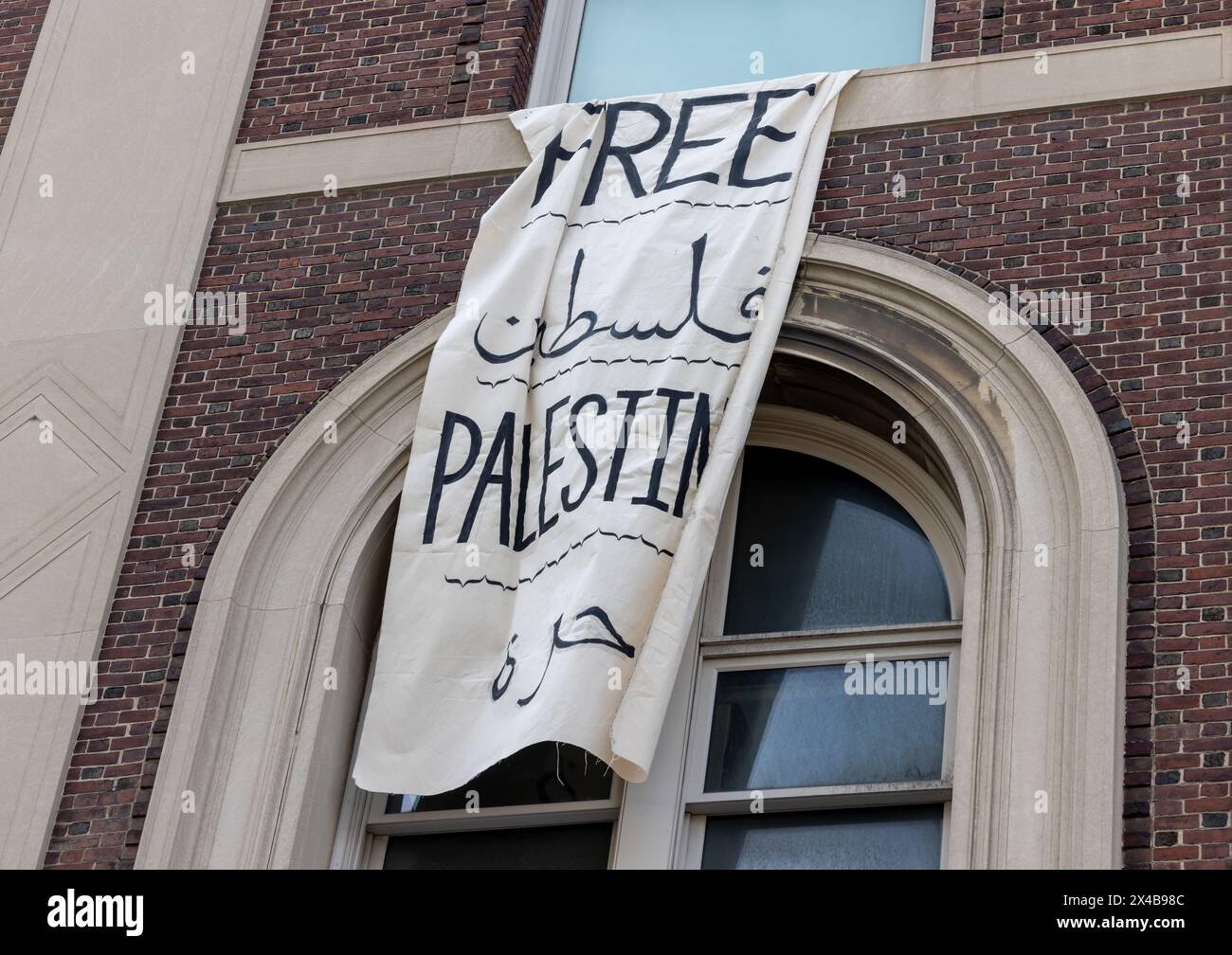 NEW YORK, N.Y. – 30 avril 2024 : une bannière pro-palestinienne est accrochée au Hamilton Hall de l'Université Columbia à Manhattan. Banque D'Images