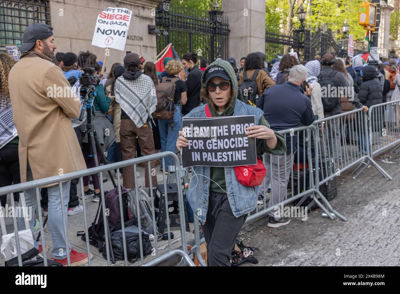 NEW YORK, NEW York – 30 avril 2024 : rassemblement de manifestants pro-palestiniens devant le campus Morningside de l'Université Columbia à Manhattan. Banque D'Images