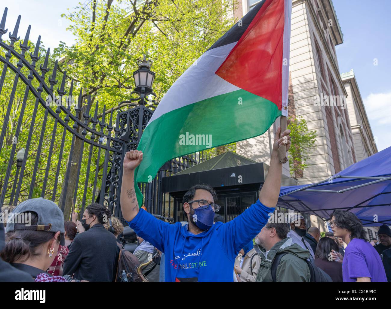 NEW YORK, NEW York – 30 avril 2024 : un manifestant pro-palestinien est vu devant le campus Morningside de l’Université Columbia à Manhattan. Banque D'Images