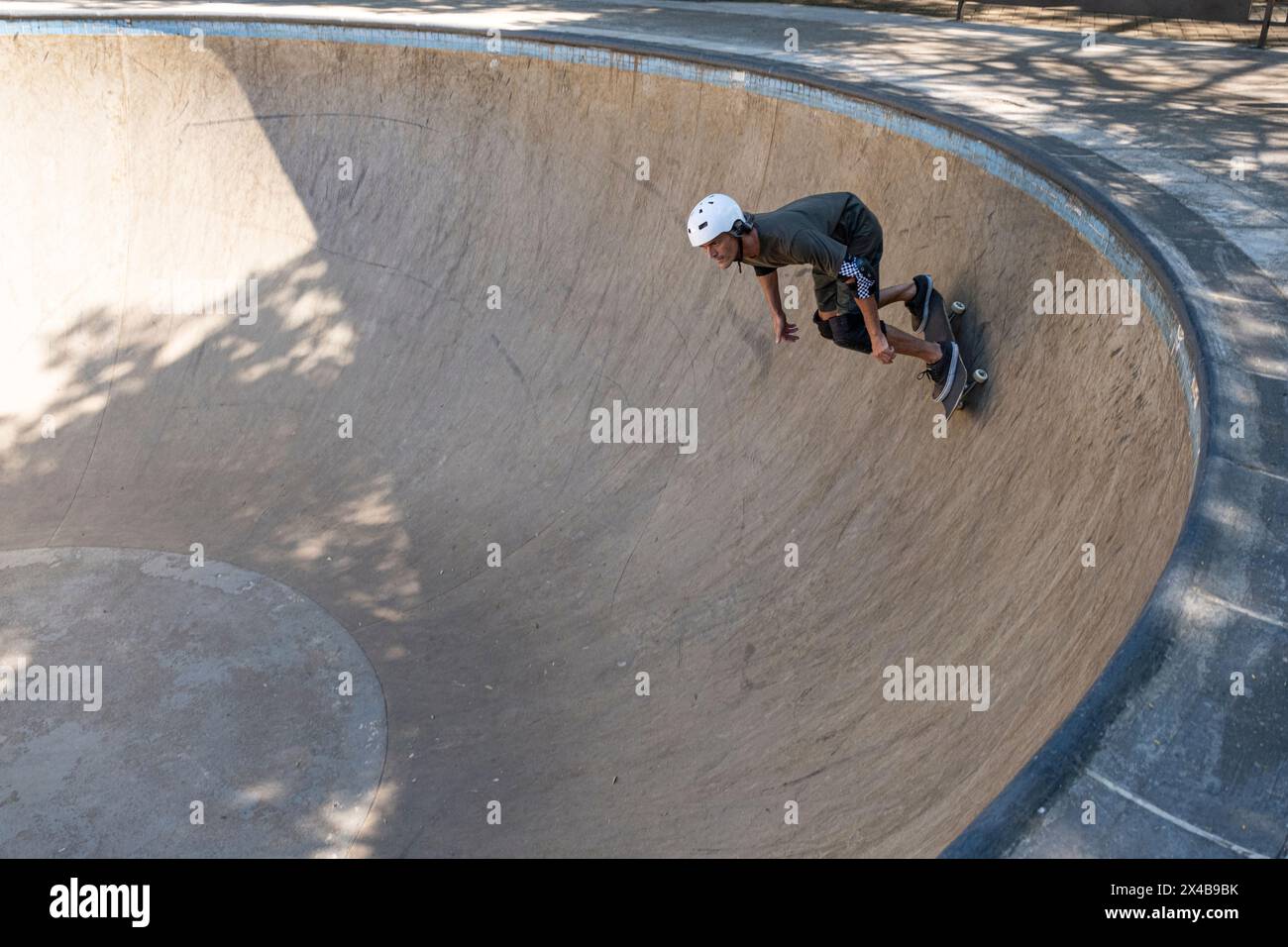 Skateboarder brésilien de 54 ans s'amusant dans un skate Park par une journée ensoleillée 16. Banque D'Images