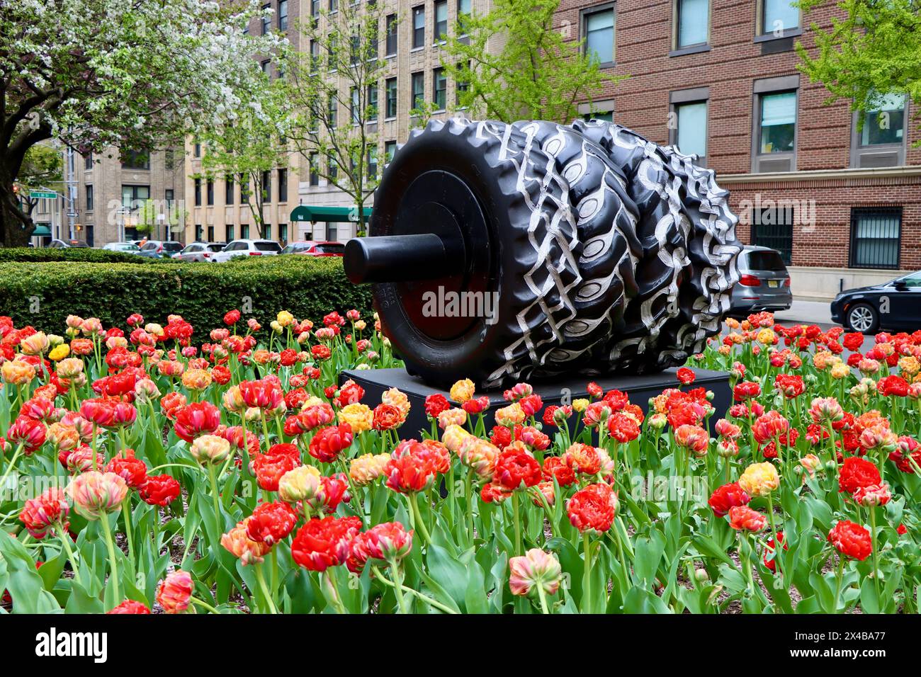 Sculpture de Betsabeé Romero dans un jardin de tulipes au centre de Park avenue, dans le nord-est de Manhattan, en avril 2024 Banque D'Images