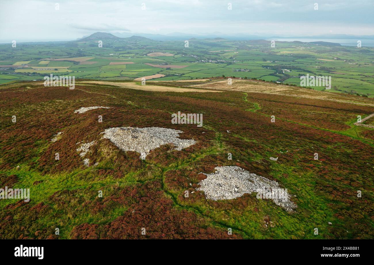 cairns de l'âge de bronze sur la crête de Mynydd Rhiw Hill, Aberdaron, N.-Galles. Vue N.E. sur Cairns 1, 2, 3. Site d'usine de hache en pierre néolithique adjacent derrière Banque D'Images