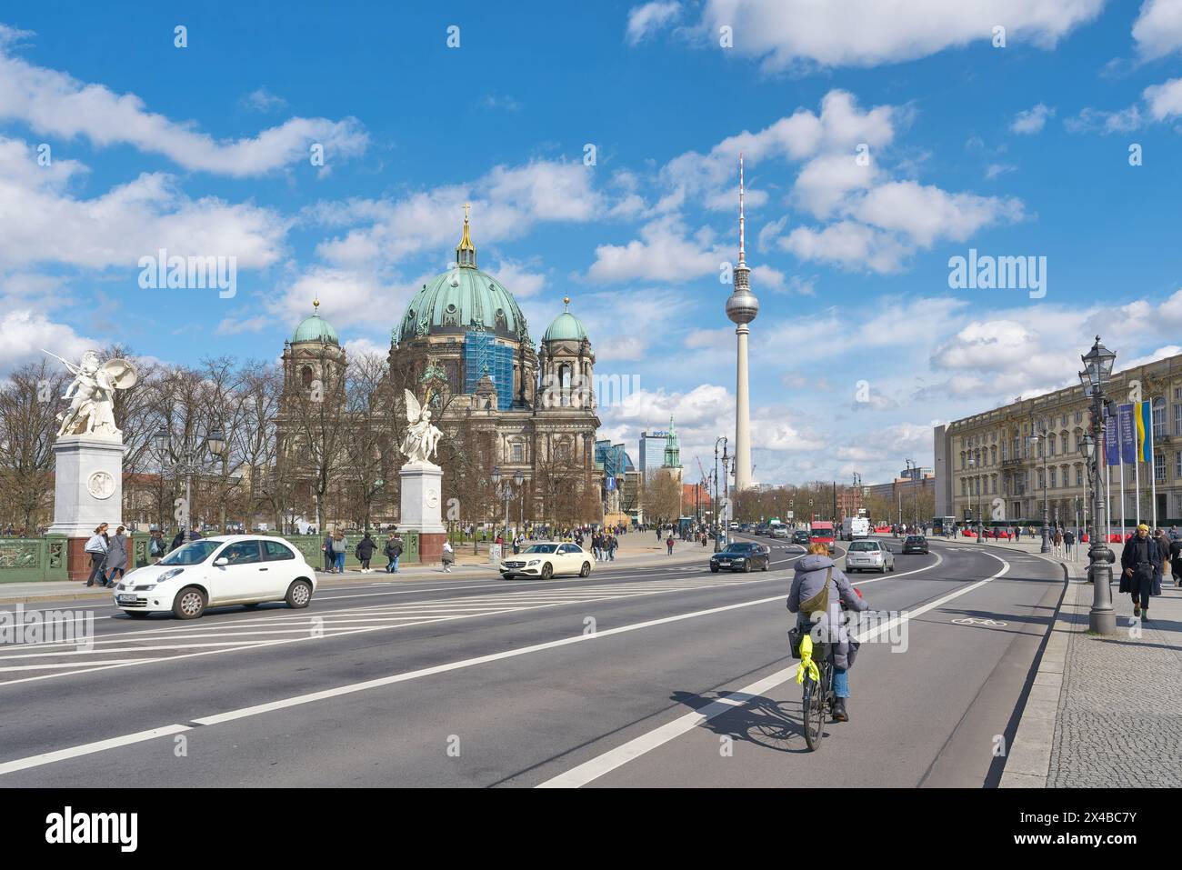 Scène de rue à Berlin-Mitte avec la cathédrale de Berlin et la tour de télévision en arrière-plan Banque D'Images
