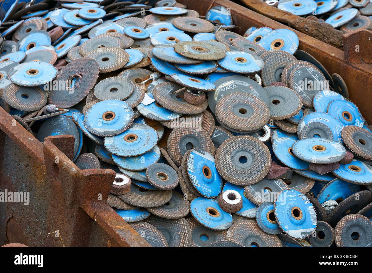 Meules à tronçonner usées et désaffectées pour le travail des métaux sur le site d'une usine abandonnée à Magdebourg Banque D'Images