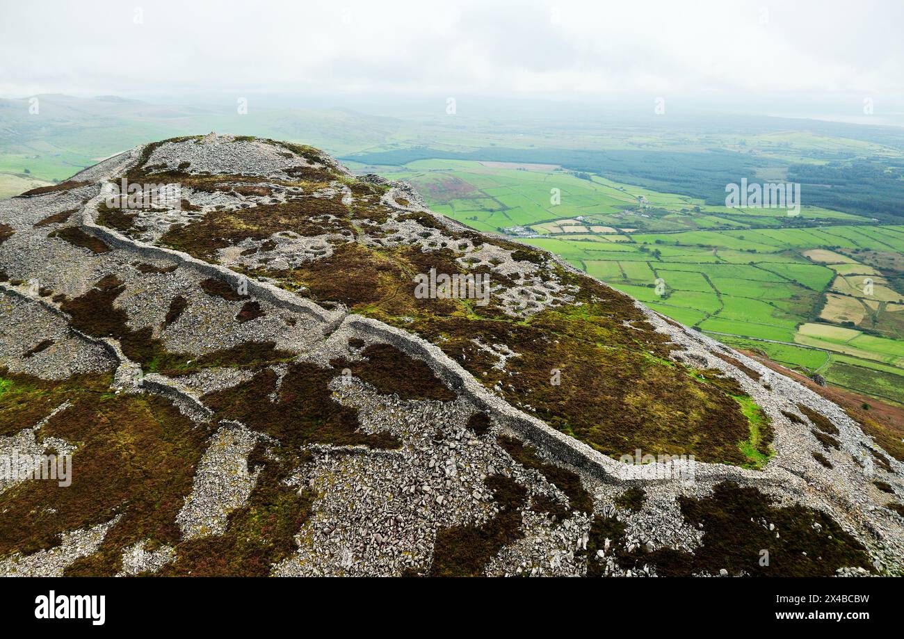 Fort de peuplement de l'âge du fer de tre'R Ceiri sur la péninsule de Llyn, au nord du pays de Galles. 200 av. J.-C. à 400 av. J.-C. Murs massifs de 4m et cercles de cabanes en pierre. Je regarde E.N.E. Banque D'Images