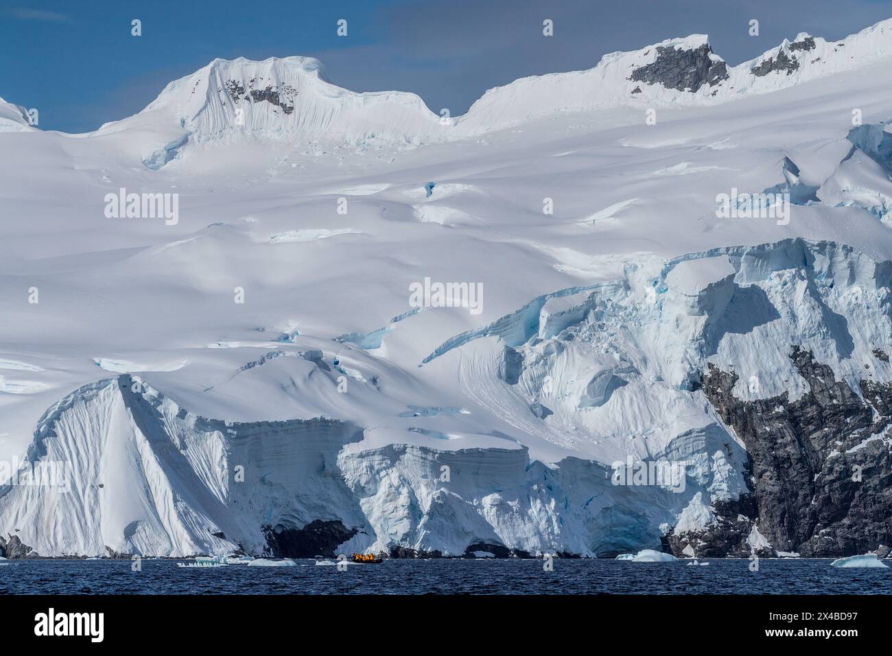 Graham passage, péninsule Antarctique - 1er février 2024. En utilisant les Zodiacs, croisière touristique antarctique autour des eaux du passage Graham, dans la péninsule antarctique Banque D'Images