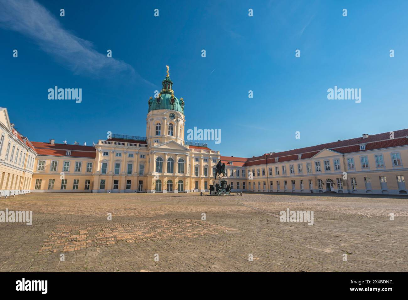 Berlin, Allemagne - 19 juillet 2022 : façade du palais de Charlottenburg (Schloss) le palais d'été baroque avec jardin Banque D'Images