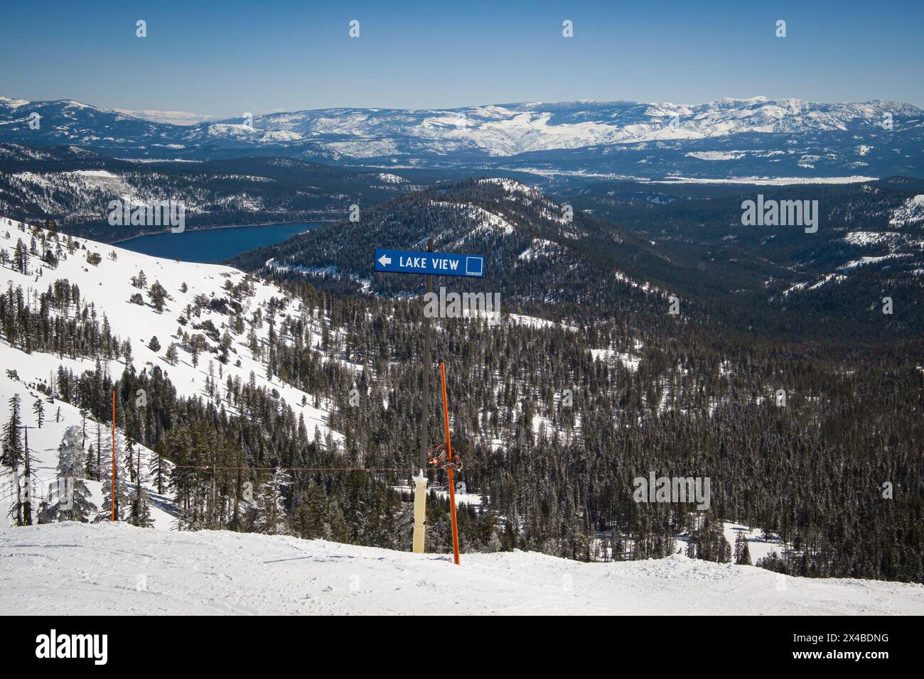 Photo du panneau de piste intermédiaire Lake View près de Mt. Télésiège Lincoln Express au Sugar Bowl Resort, avec le lac donner en arrière-plan. Banque D'Images
