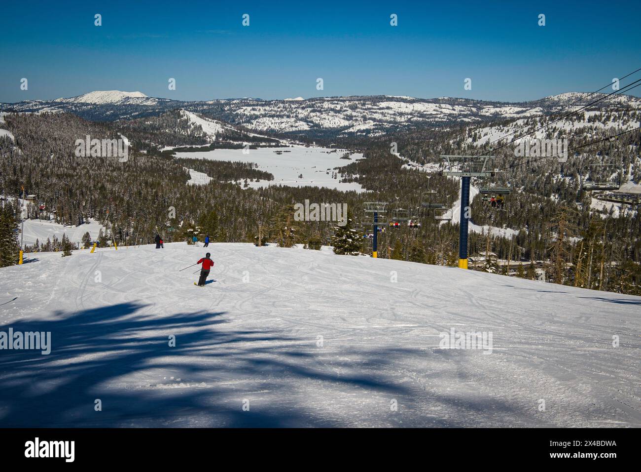 Soda Springs, CA, États-Unis - 1er avril 2024 : vue sur les montagnes de la Sierra enneigées depuis un télésiège au Sugar Bowl Resort. Banque D'Images