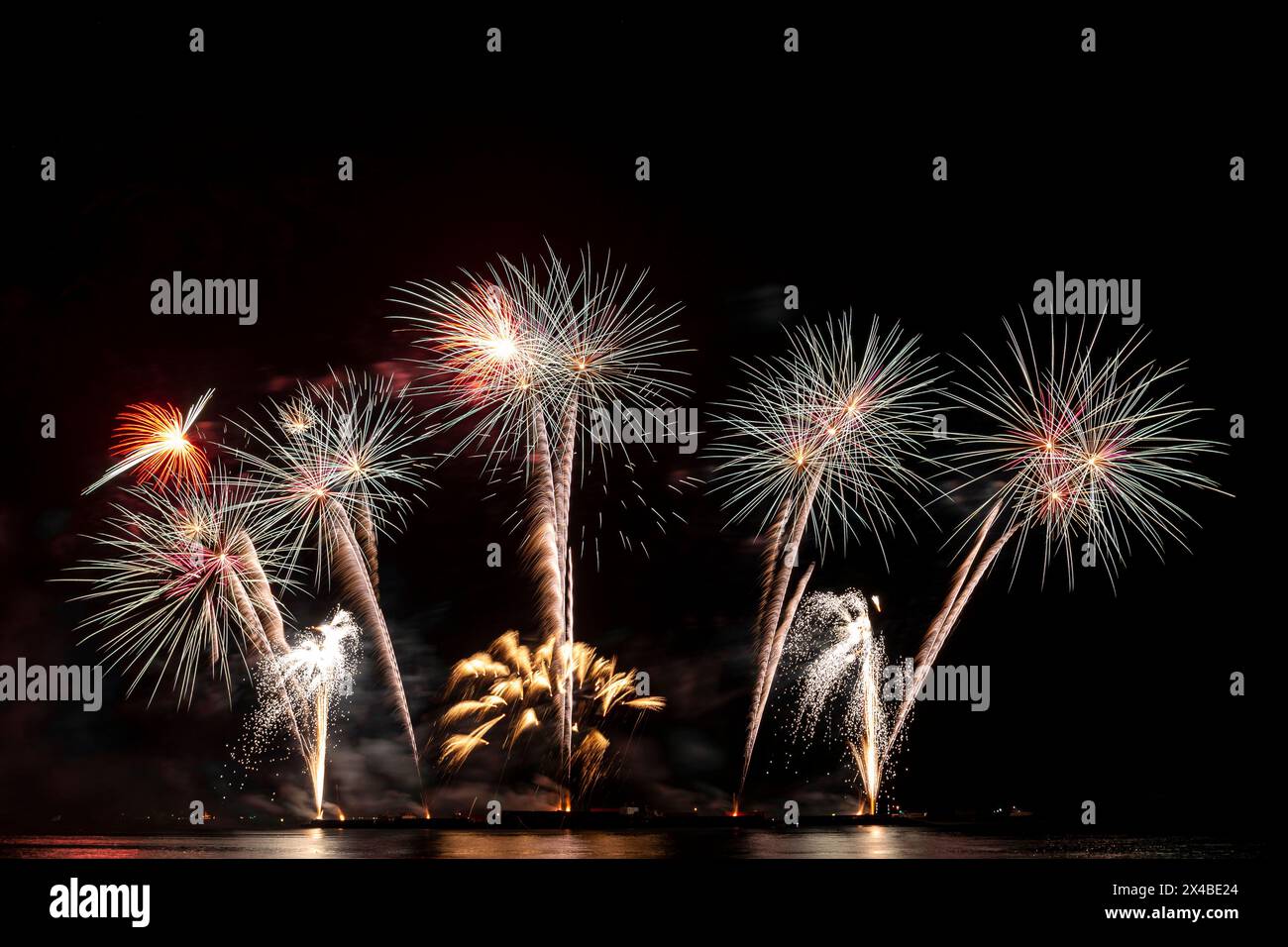 Véritable feu d'artifice, feu d'artifice coloré du nouvel an Banque D'Images