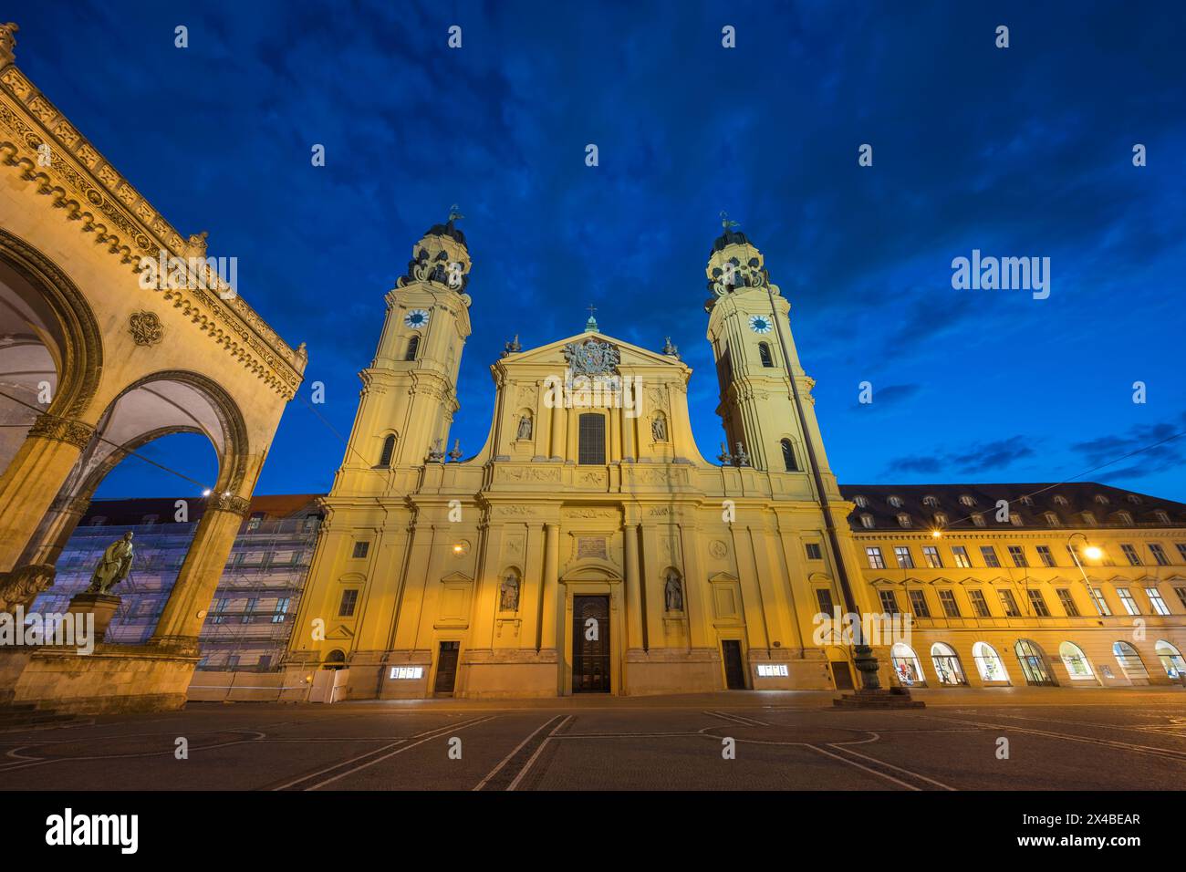 Munich (Munchen) Allemagne, vue nocturne de la ville à Odeonsplatz et l'église Theatine Banque D'Images