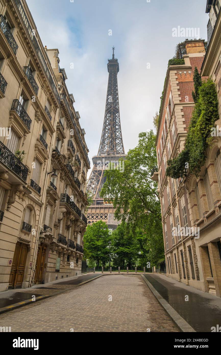 Paris France, Skyline de la ville à la Tour Eiffel avec rue et bâtiment architectural Banque D'Images