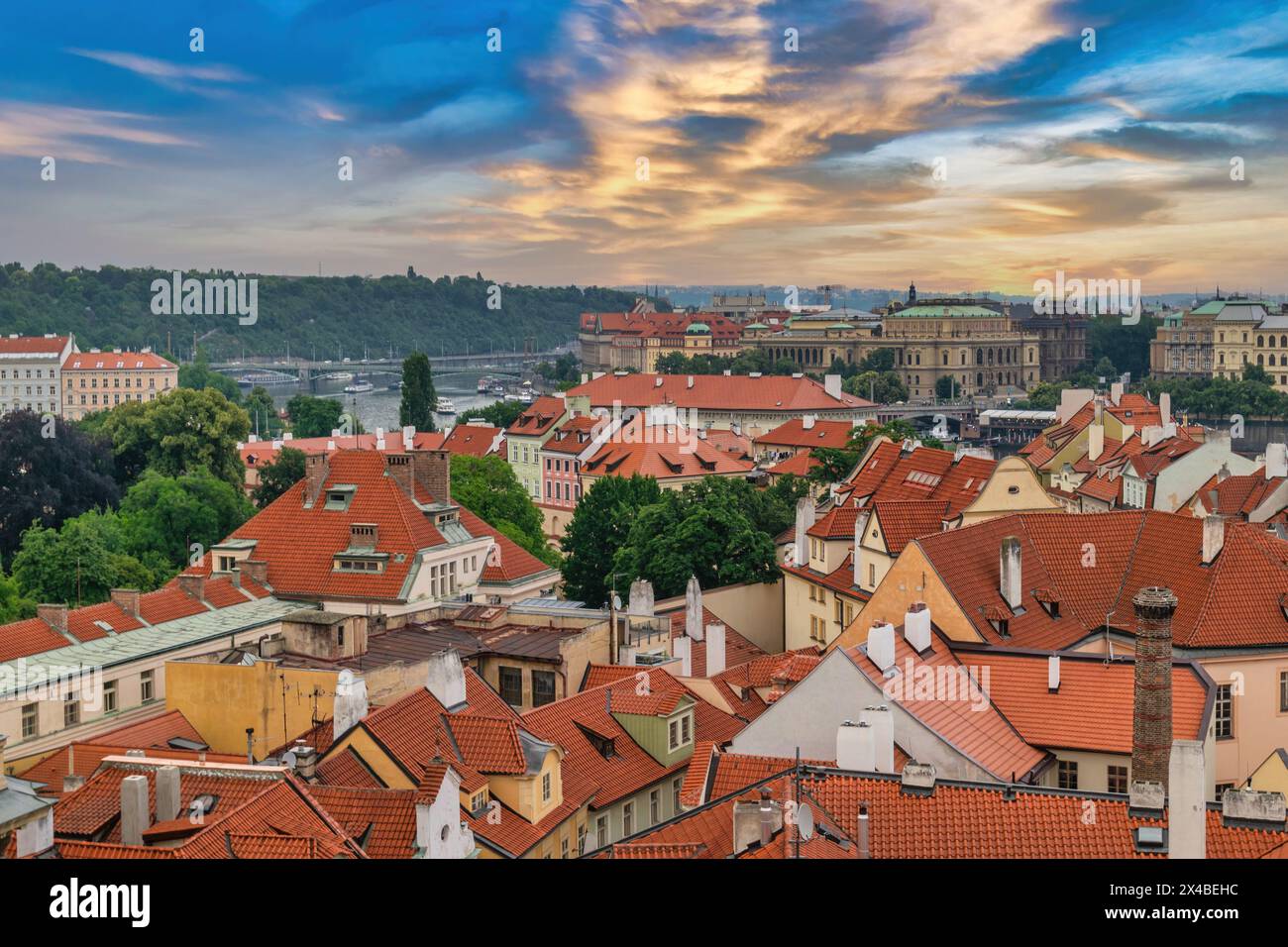 Prague République tchèque, vue panoramique de la ville au pont de Manes et à la Vltava, Tchéquie Banque D'Images