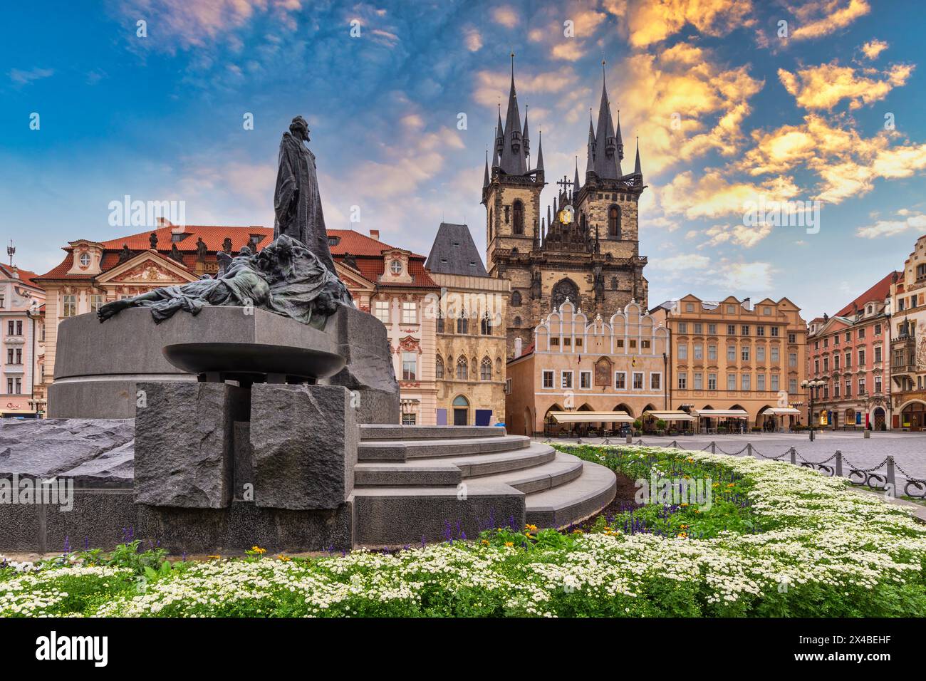 Prague République tchèque, ville skyline à Jan Hus monument statue Prague vieille ville place, Tchéquie Banque D'Images