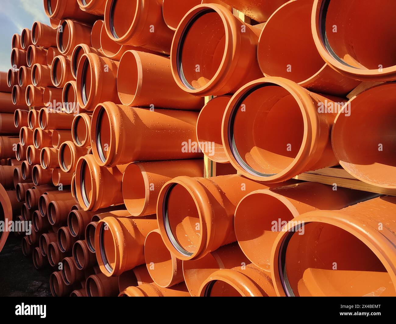 Fond orange de tuyaux d'égout en PVC pour la construction de réseaux d'égouts Banque D'Images