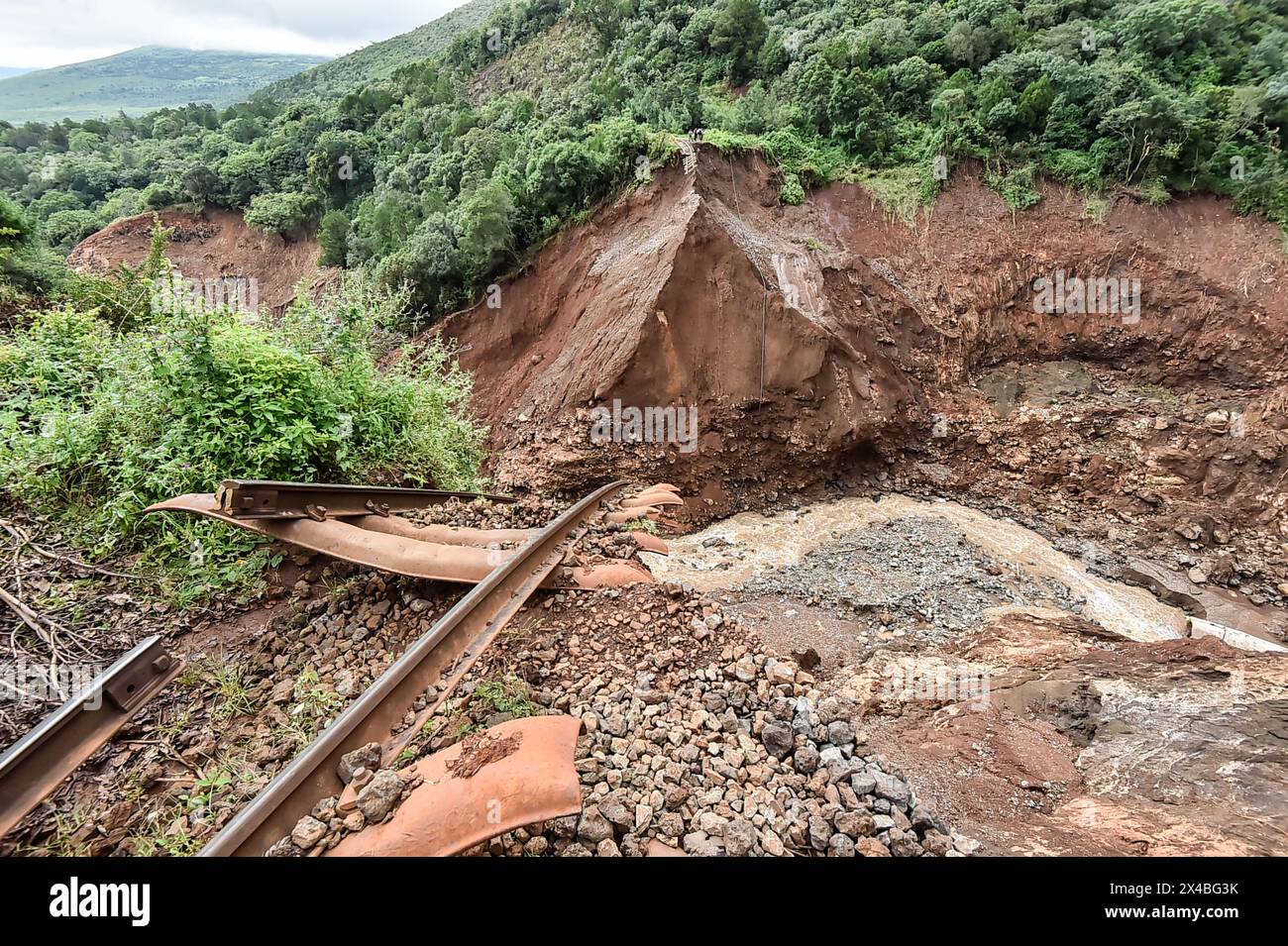 Kiambu, Kenya. 01 mai 2024. Une vue de la ligne de chemin de fer détruite après un tunnel en amont bloqué par des débris rapidement remplis d'eau, entraînant une perte d'intégrité du mur et des inondations qui ont causé des pertes tragiques en vies humaines, des blessures et d'importants dommages matériels en aval. Les fortes pluies qui continuent d'être à l'origine d'inondations généralisées au Kenya. (Photo de James Wakibia/SOPA images/SIPA USA) crédit : SIPA USA/Alamy Live News Banque D'Images