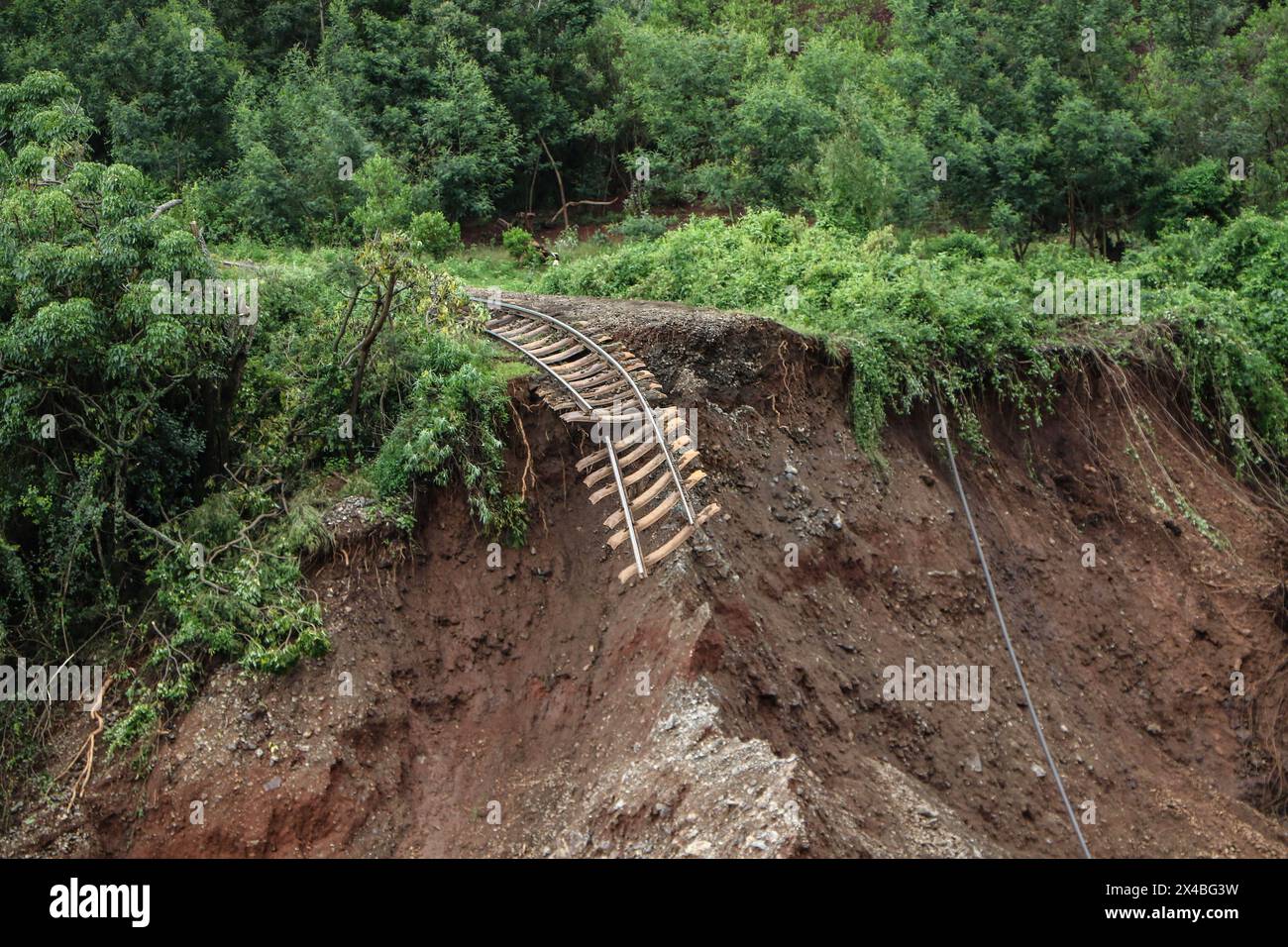 Kiambu, Kenya. 01 mai 2024. Une vue de la ligne de chemin de fer détruite après un tunnel en amont bloqué par des débris rapidement remplis d'eau, entraînant une perte d'intégrité du mur et des inondations qui ont causé des pertes tragiques en vies humaines, des blessures et d'importants dommages matériels en aval. L les fortes pluies qui se poursuivent ont provoqué des inondations généralisées au Kenya. (Photo de James Wakibia/SOPA images/SIPA USA) crédit : SIPA USA/Alamy Live News Banque D'Images