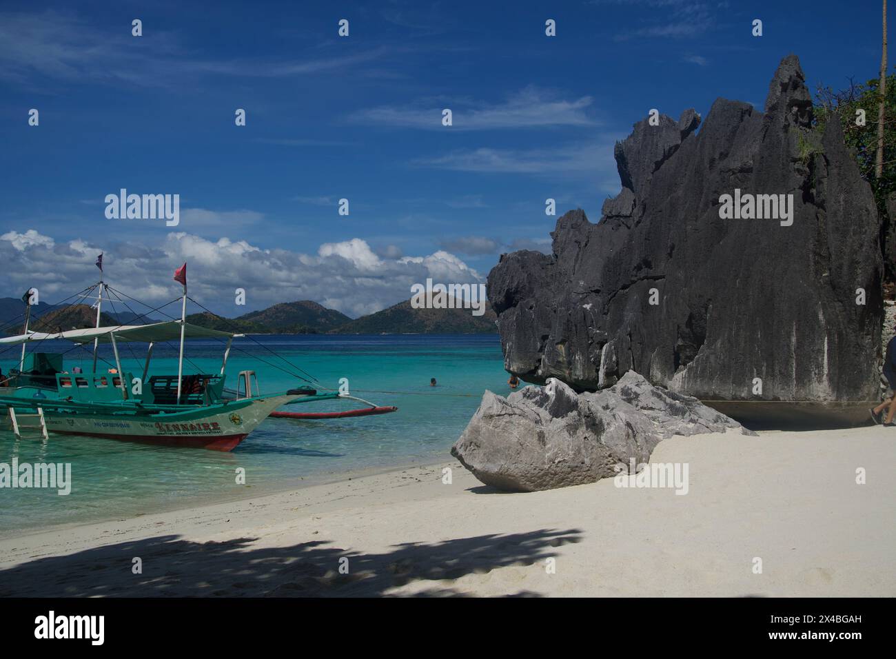 un endroit populaire où les touristes s'arrêtent pour déjeuner et se détendre avec les eaux bleues claires et la douceur. Plage de sable blanc @ île de Banul près de Coron Banque D'Images