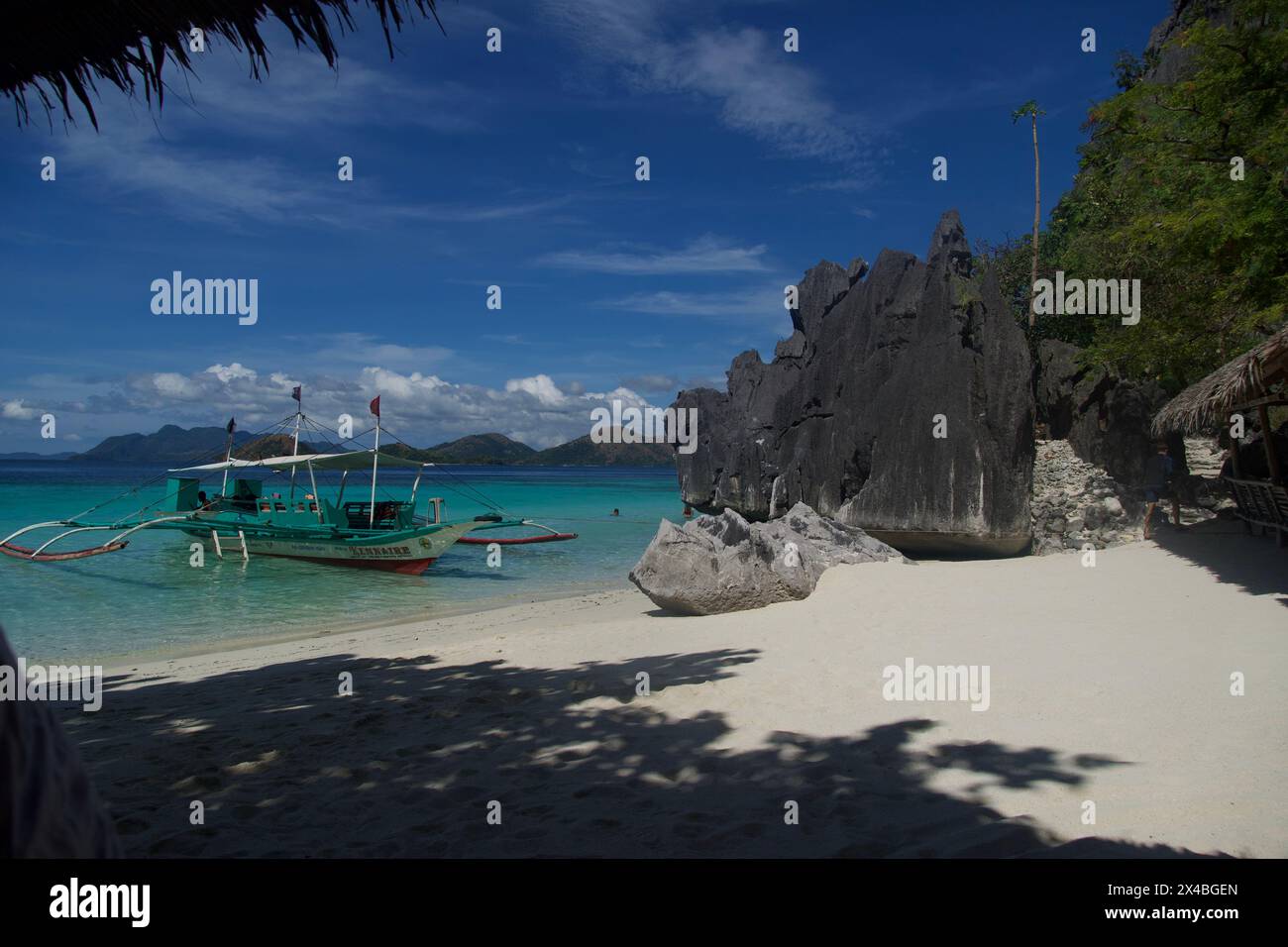 un endroit populaire où les touristes s'arrêtent pour déjeuner et se détendre avec les eaux bleues claires et la douceur. Plage de sable blanc @ île de Banul près de Coron Banque D'Images